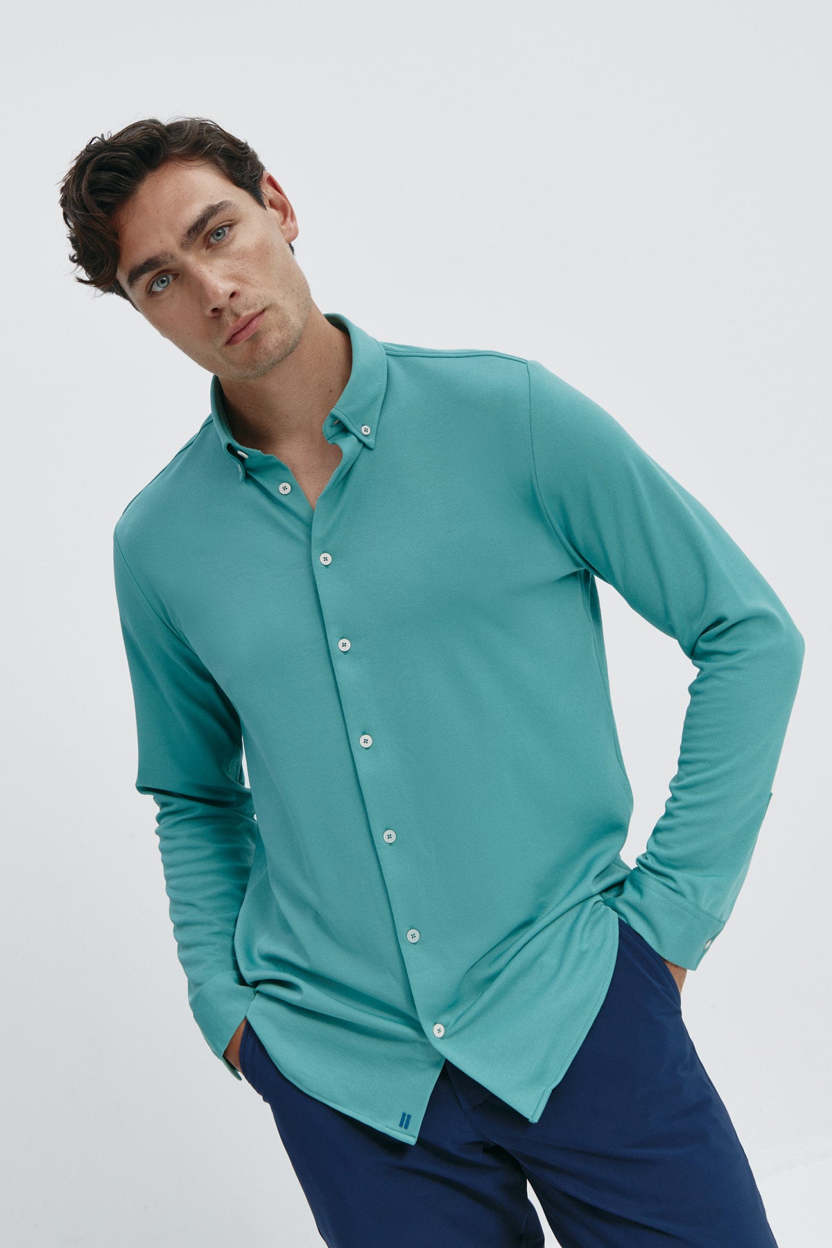 Camisa casual de hombre verde clorofila regular de Sepiia, estilo y versatilidad en una prenda duradera. Foto fleibilidad