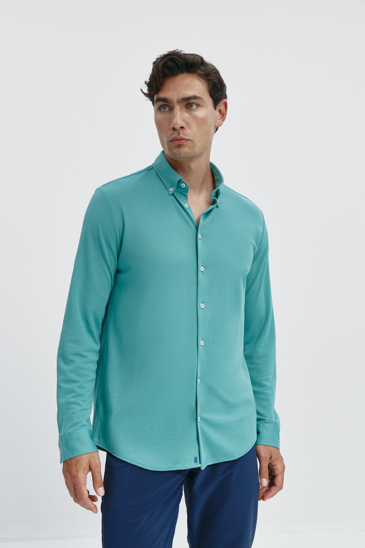 Camisa casual de hombre verde clorofila regular de Sepiia, estilo y versatilidad en una prenda duradera. Foto frente