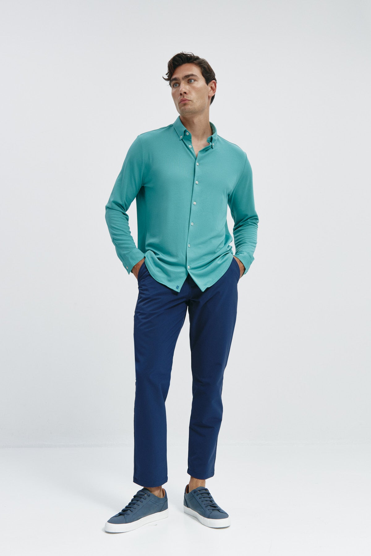Camisa casual de hombre verde clorofila regular de Sepiia, estilo y versatilidad en una prenda duradera. Foto cuerpo completo