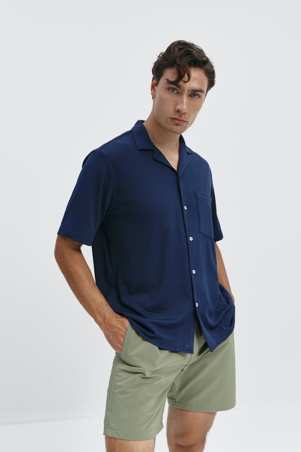 Camisa manga corta azul zafiro de Sepiia, fresca y elegante, perfecta para el verano. Foto frente
