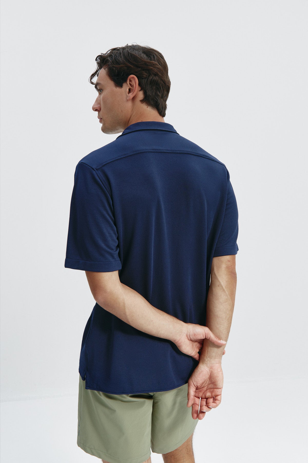 Camisa manga corta azul zafiro de Sepiia, fresca y elegante, perfecta para el verano. Foto espalda