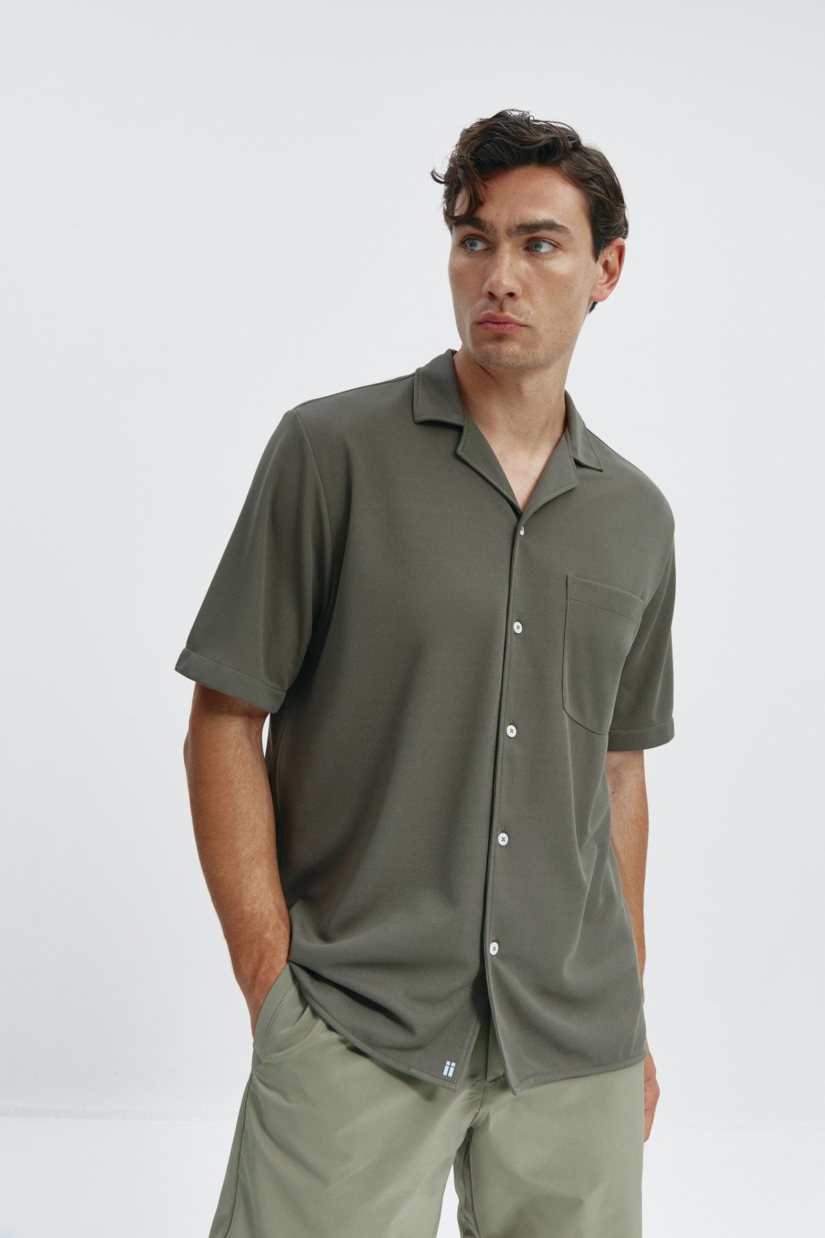 Camisa manga corta verde kaki de Sepiia, fresca y elegante, perfecta para el verano. Foto frente