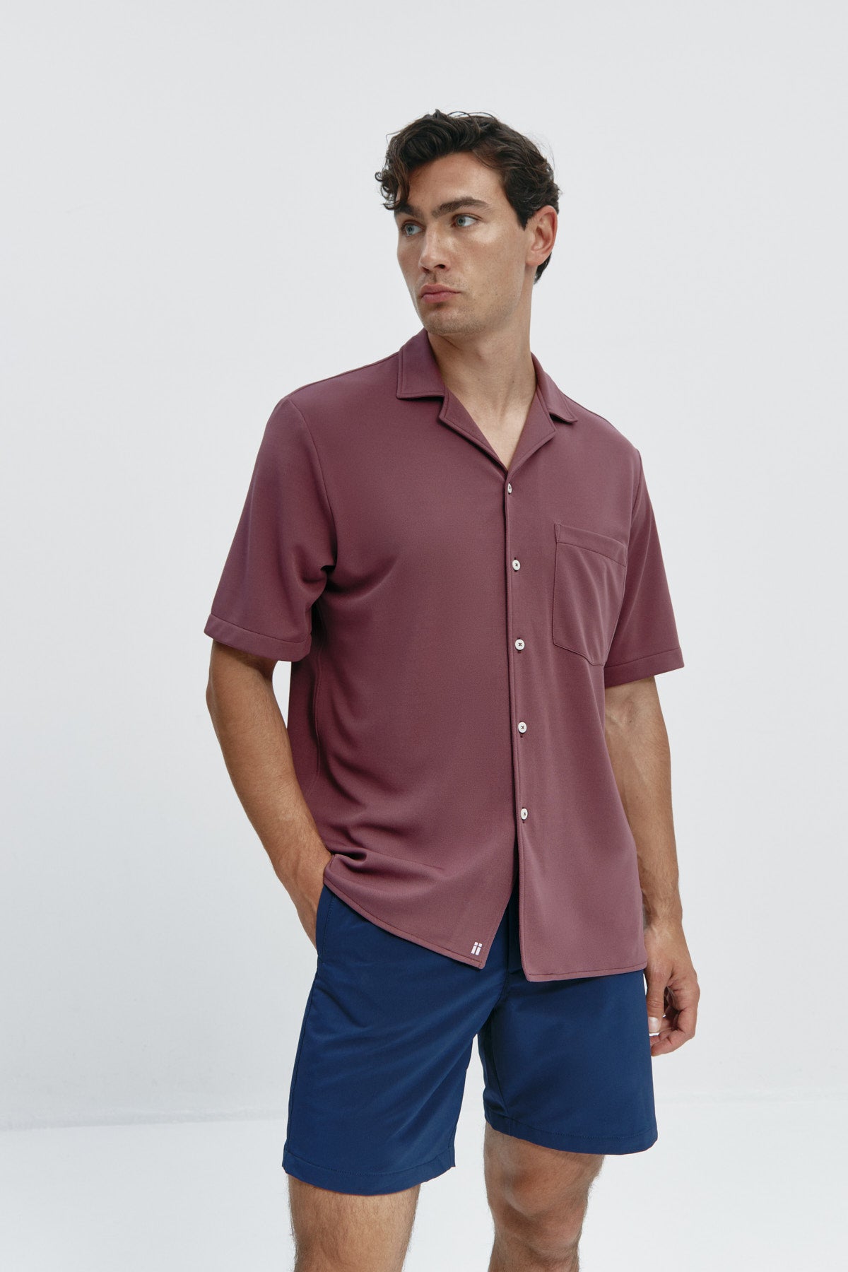 Camisa manga corta sedna de Sepiia, fresca y elegante, perfecta para el verano. Foto flexibilidad