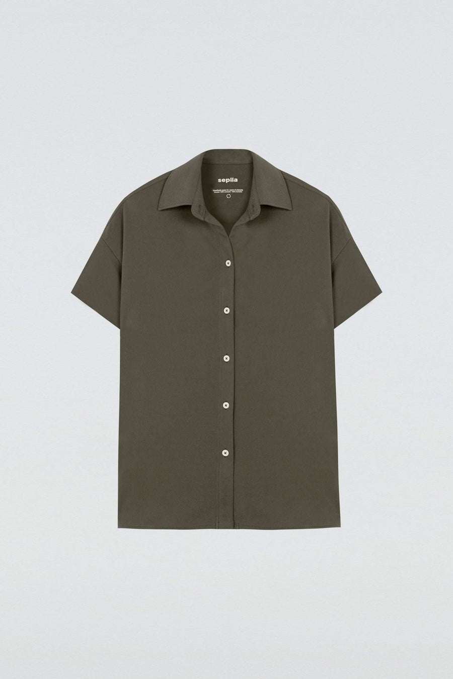 Camisa manga corta mujer verde kaki de Sepiia, fresca y cómoda, ideal para cualquier ocasión. Foto prenda en plano.