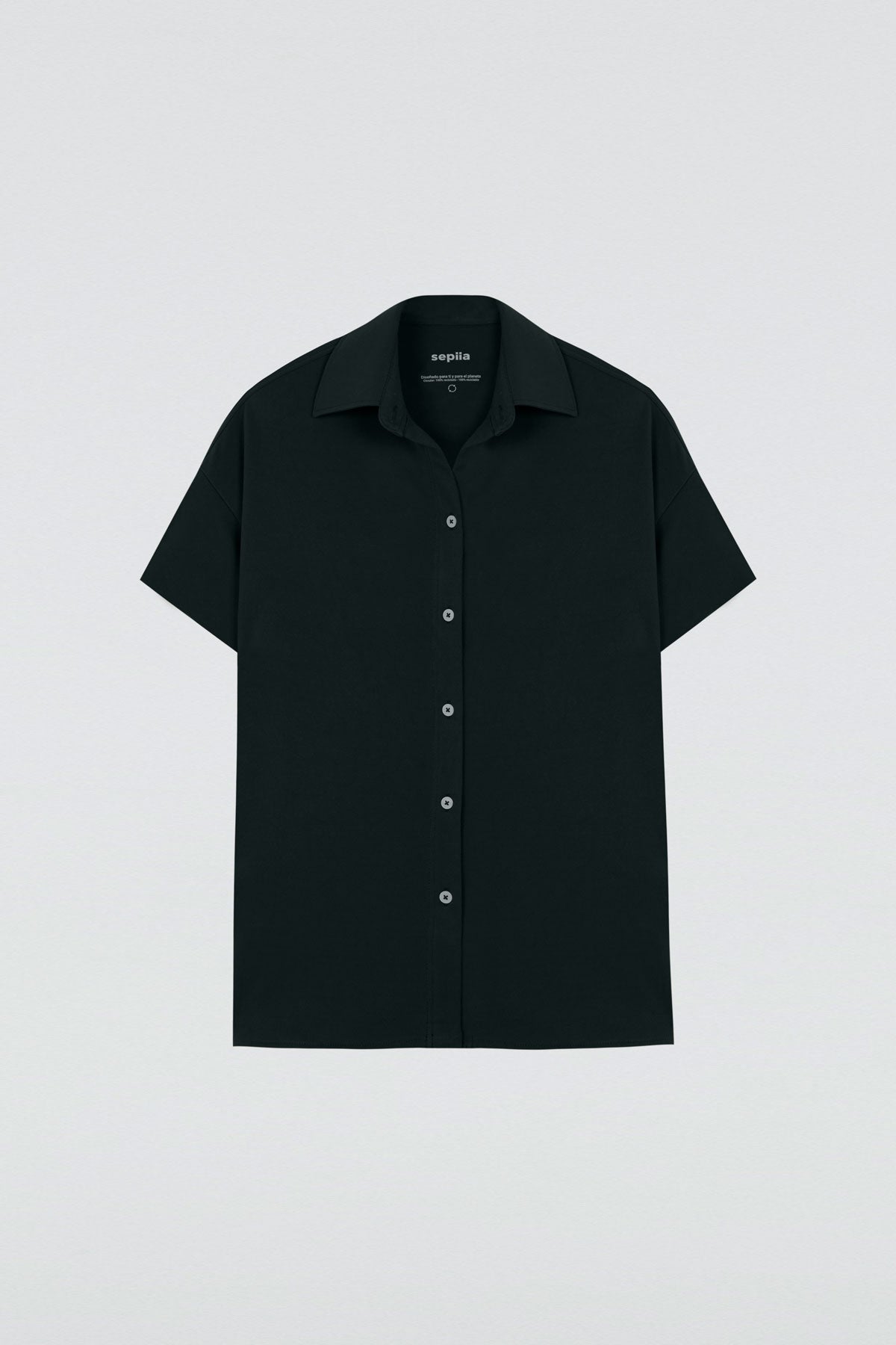 Camisa manga corta mujer negra de Sepiia, estilo y versatilidad en una prenda cómoda y resistente. Foto plano