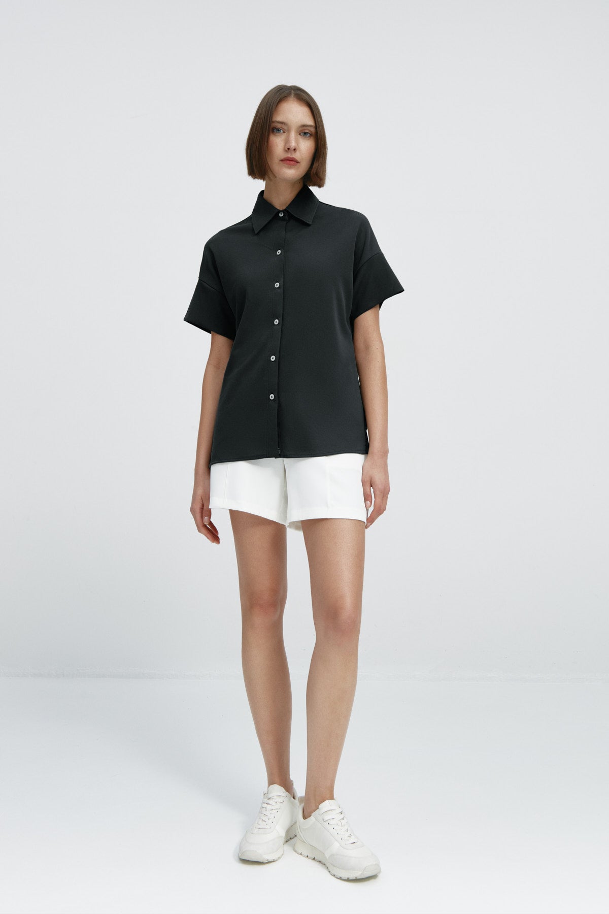 Camisa manga corta mujer negra de Sepiia, estilo y versatilidad en una prenda cómoda y resistente. Foto frente