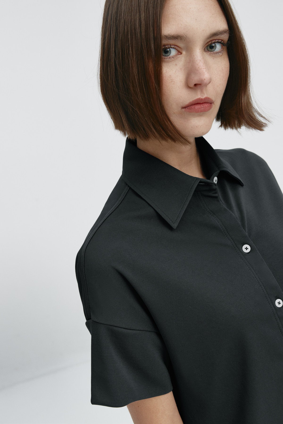 Camisa manga corta mujer negra de Sepiia, estilo y versatilidad en una prenda cómoda y resistente. Foto retrato