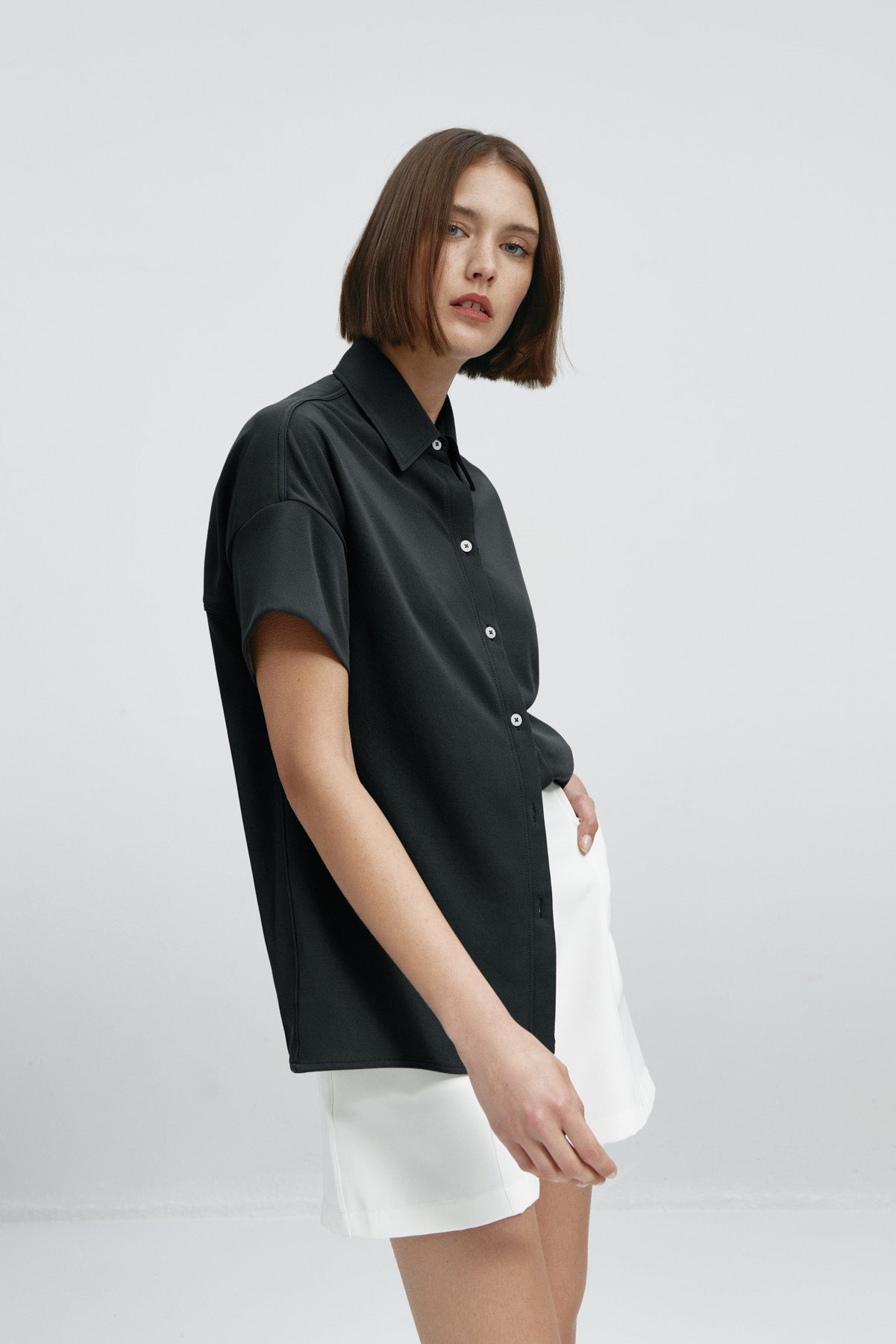 Camisa manga corta mujer negra de Sepiia, estilo y versatilidad en una prenda cómoda y resistente. Foto flexibilidad