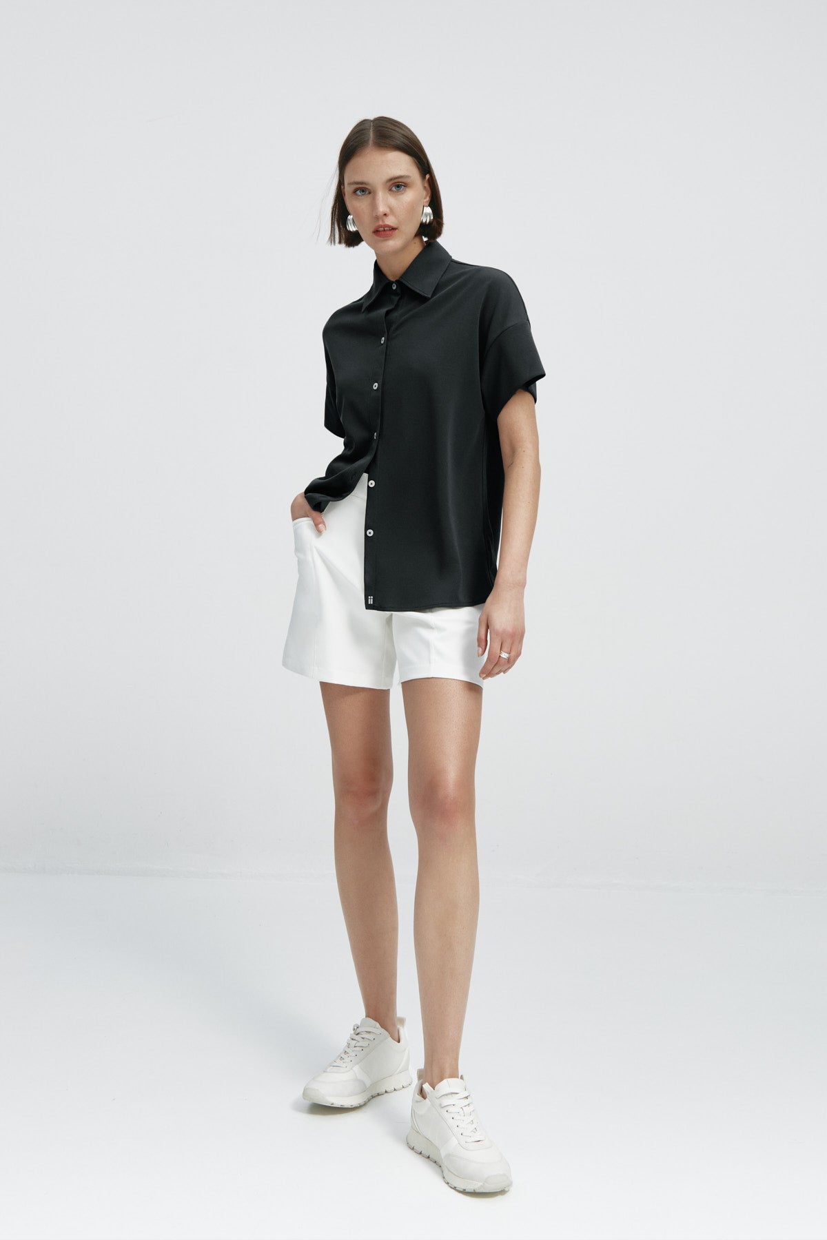 Camisa manga corta mujer negra de Sepiia, estilo y versatilidad en una prenda cómoda y resistente. Foto cuerpo entero