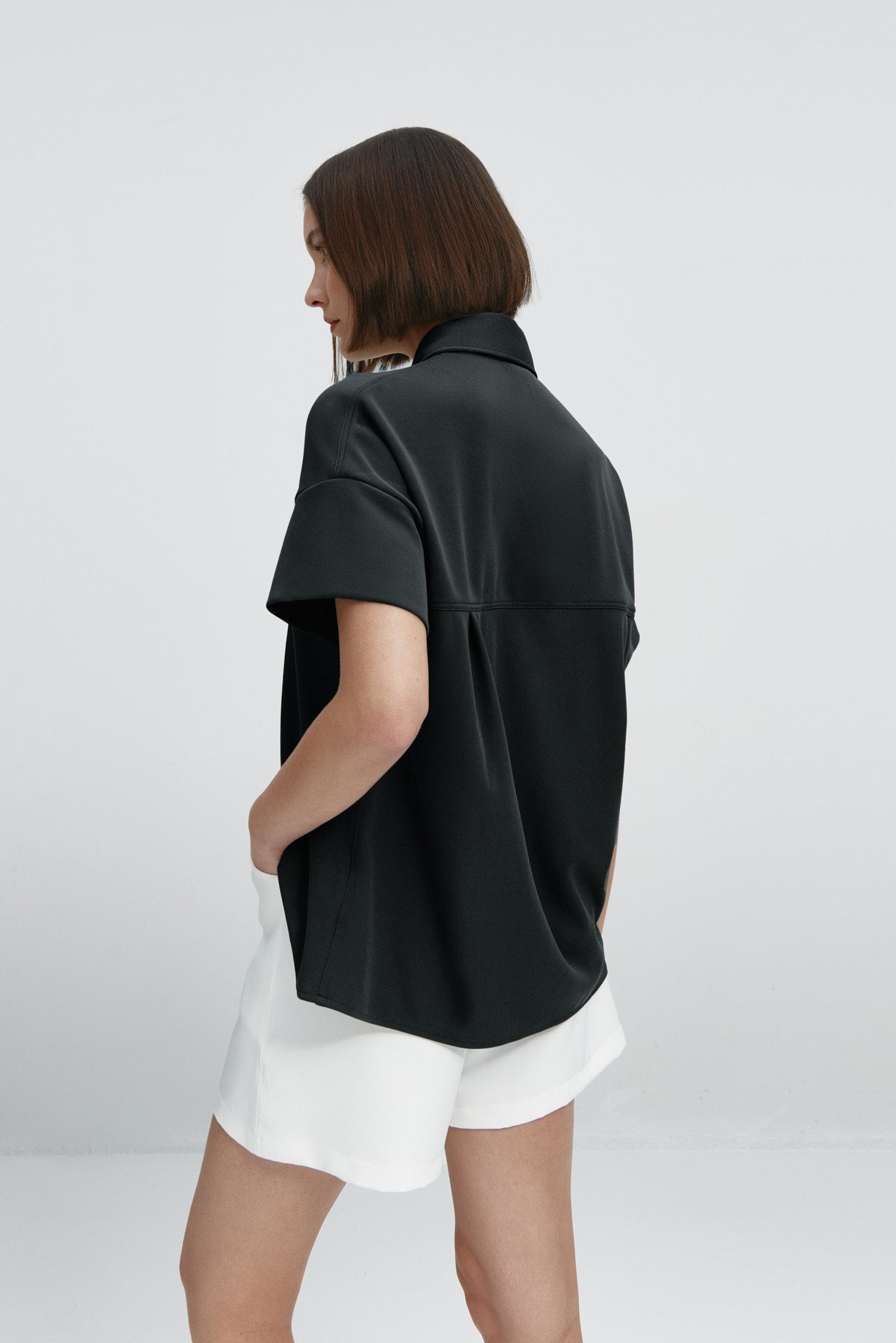 Camisa manga corta mujer negra de Sepiia, estilo y versatilidad en una prenda cómoda y resistente. Foto espalda