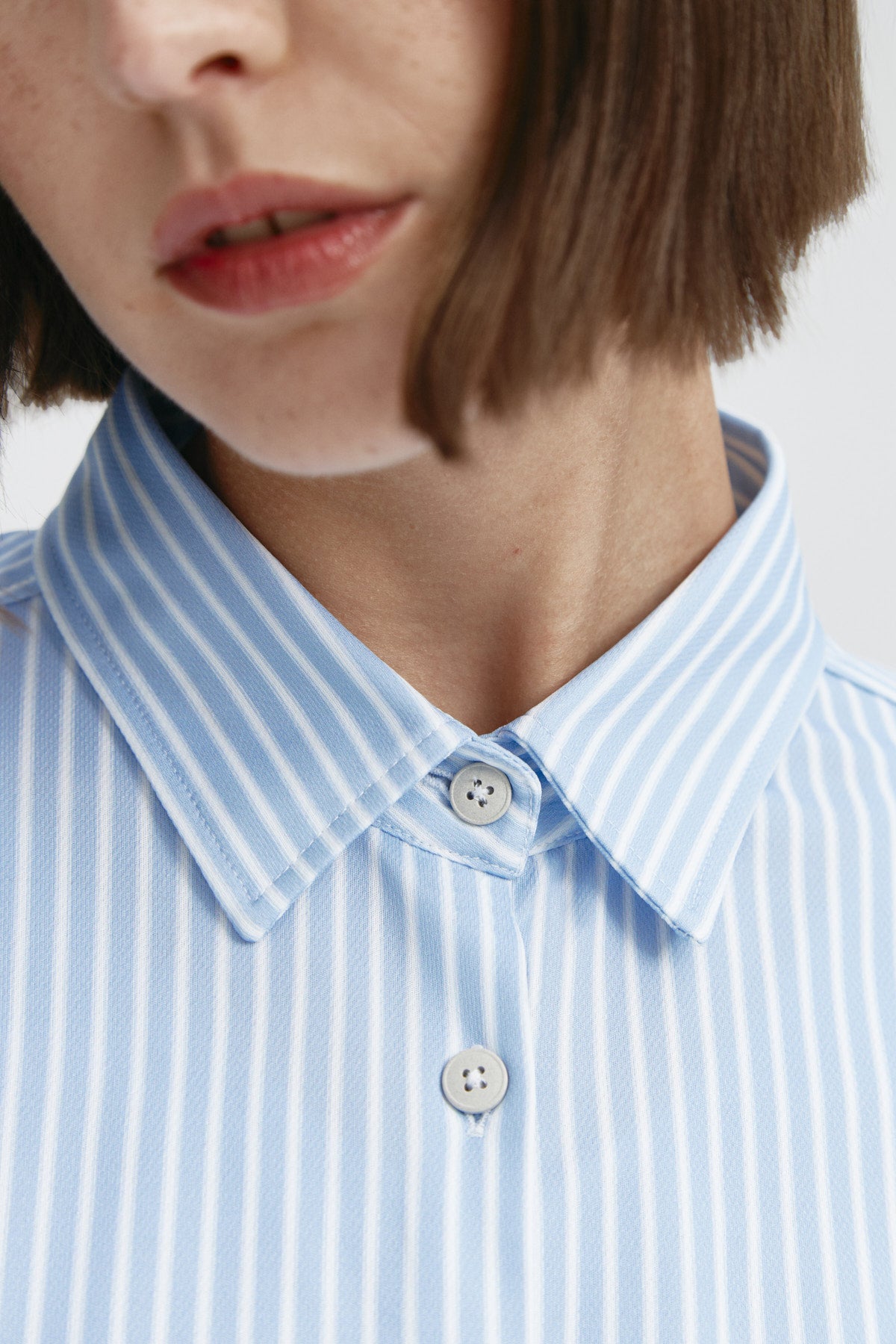 Camisa rayas azules oversize de Sepiia, elegante y resistente a manchas y arrugas. Foto retrato