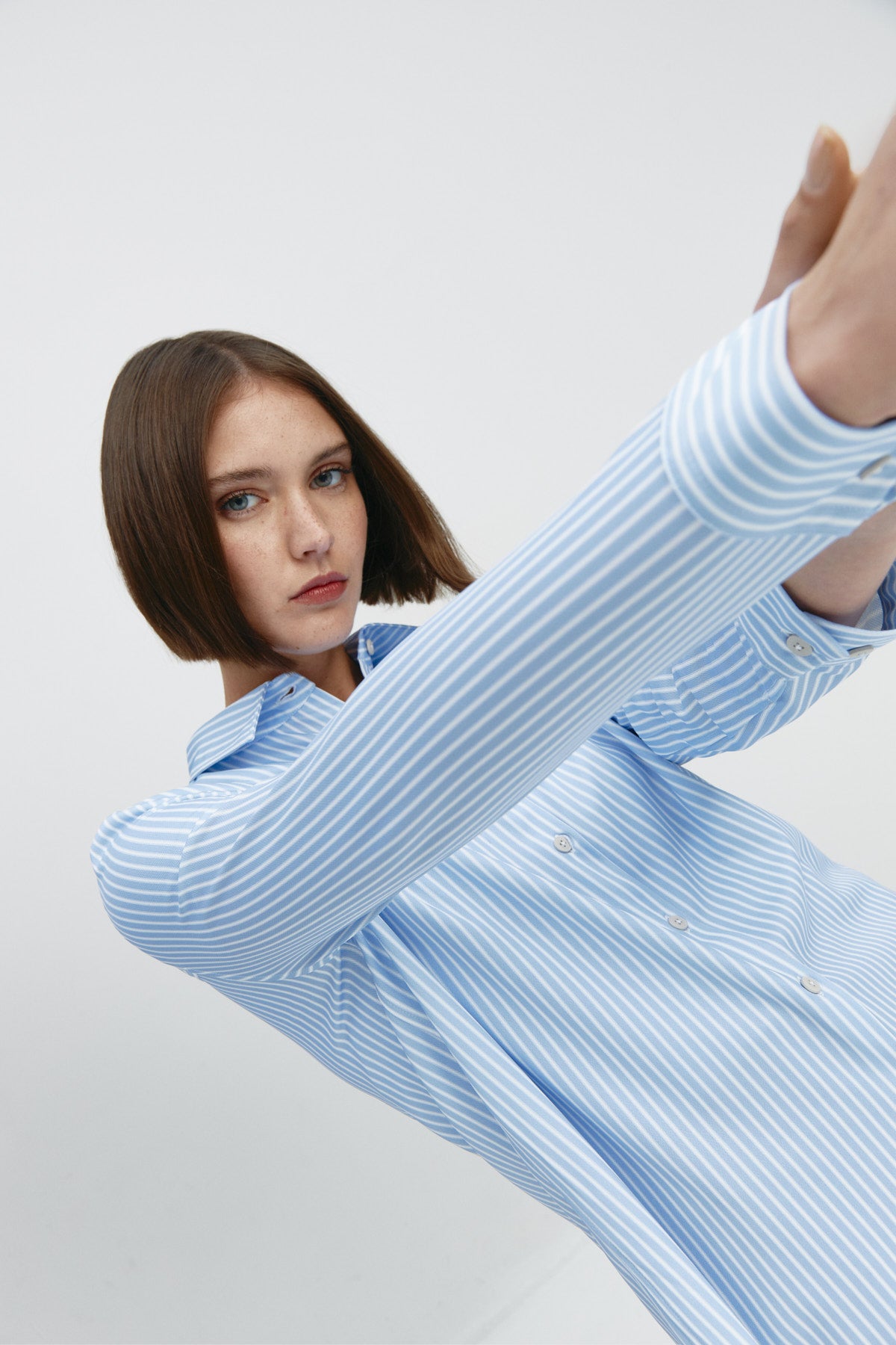 Camisa rayas azules oversize de Sepiia, elegante y resistente a manchas y arrugas. Foto flexibilidad