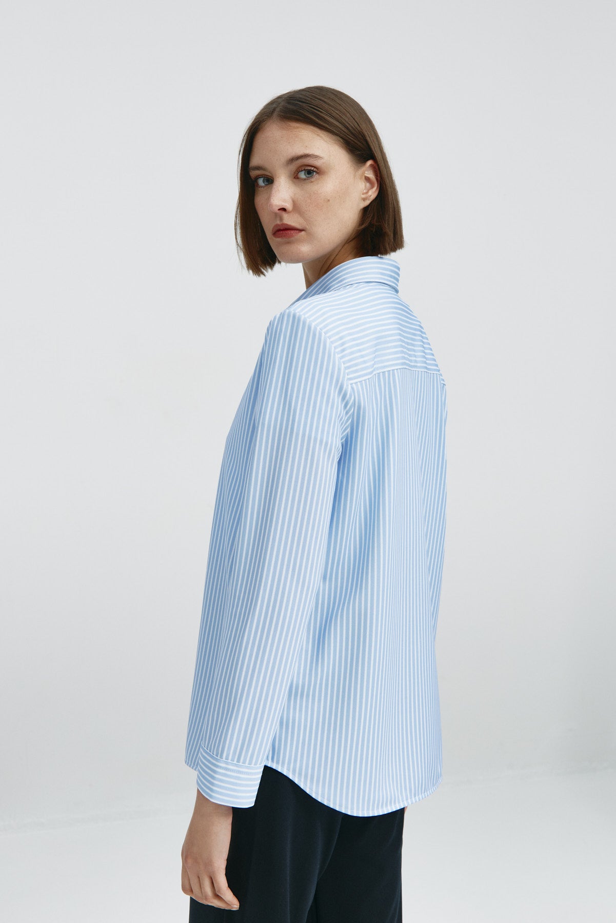 Camisa rayas azules oversize de Sepiia, elegante y resistente a manchas y arrugas. Foto espalda