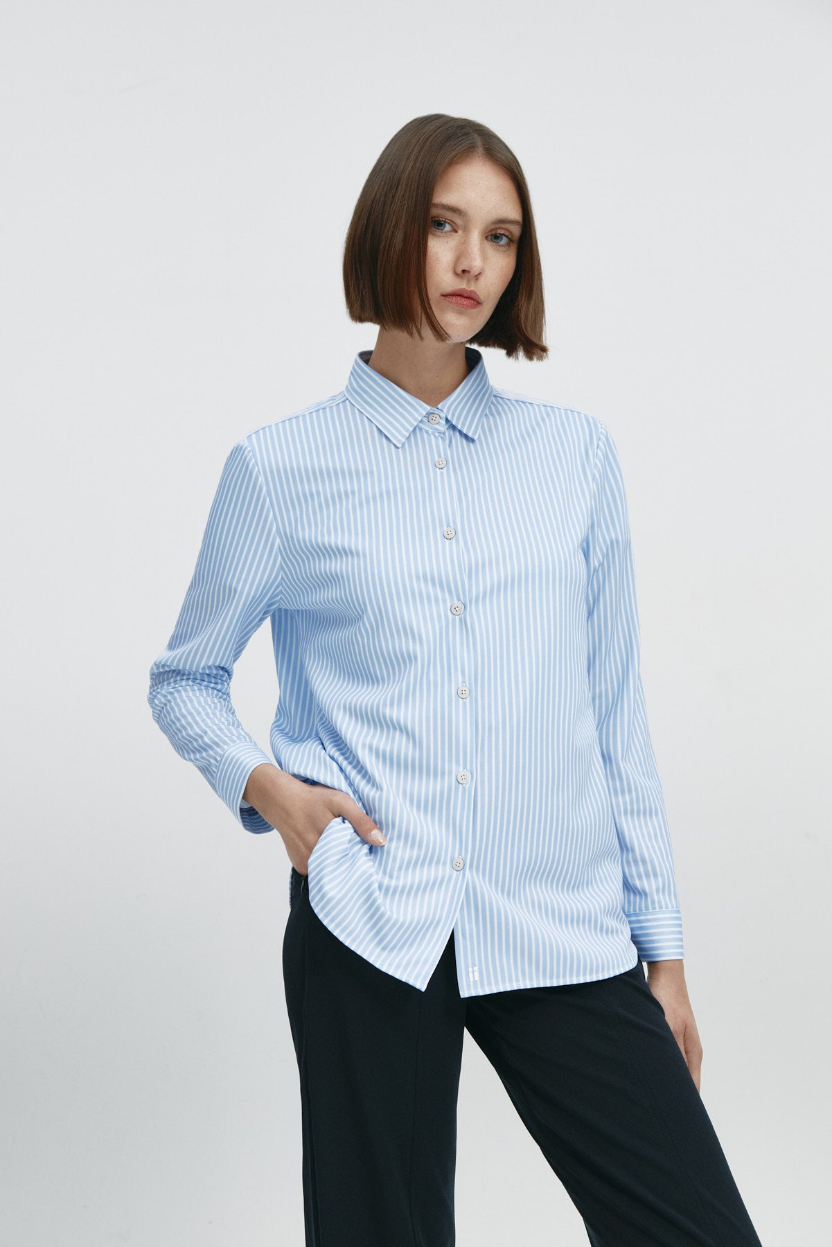 Camisa rayas azules oversize de Sepiia, elegante y resistente a manchas y arrugas. Foto frente