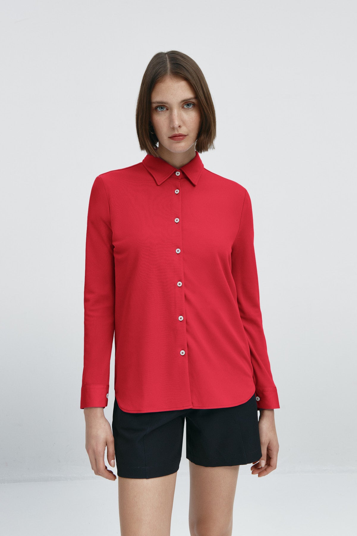 Camisa rojo atlanta oversize de Sepiia, elegante y resistente a manchas y arrugas. Foto frente