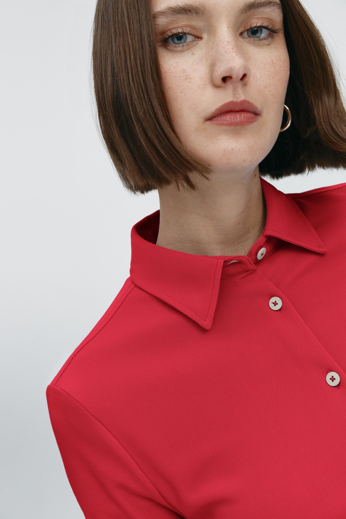 Camisa rojo atlanta oversize de Sepiia, elegante y resistente a manchas y arrugas. Foto retrato