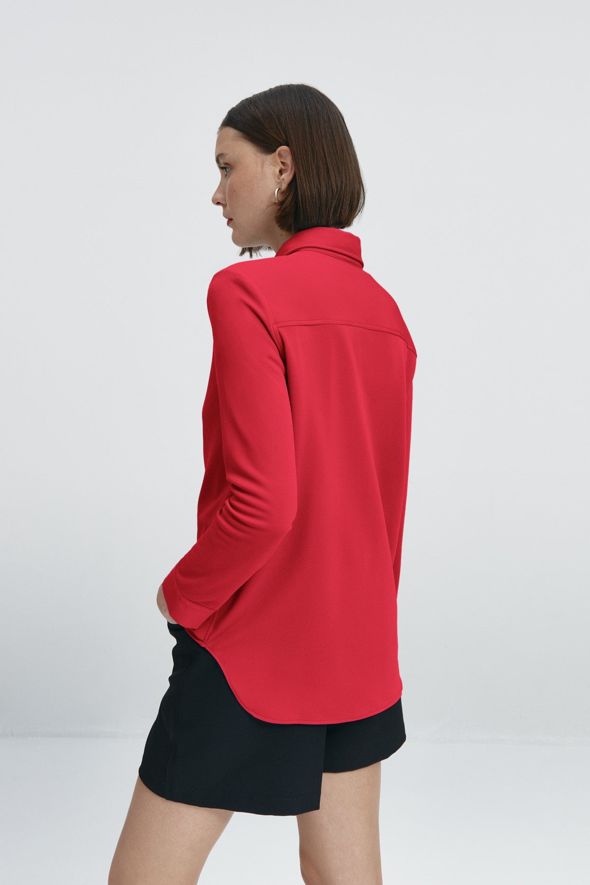 Camisa rojo atlanta oversize de Sepiia, elegante y resistente a manchas y arrugas. Foto espalda