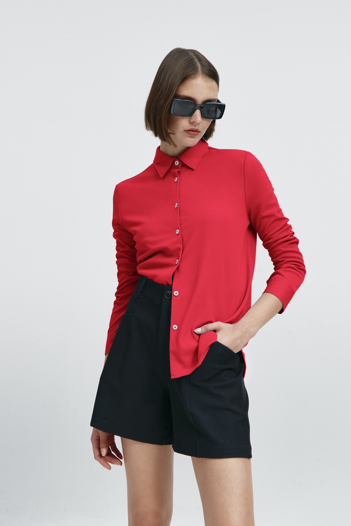 Camisa rojo atlanta oversize de Sepiia, elegante y resistente a manchas y arrugas. Foto flexibillidad