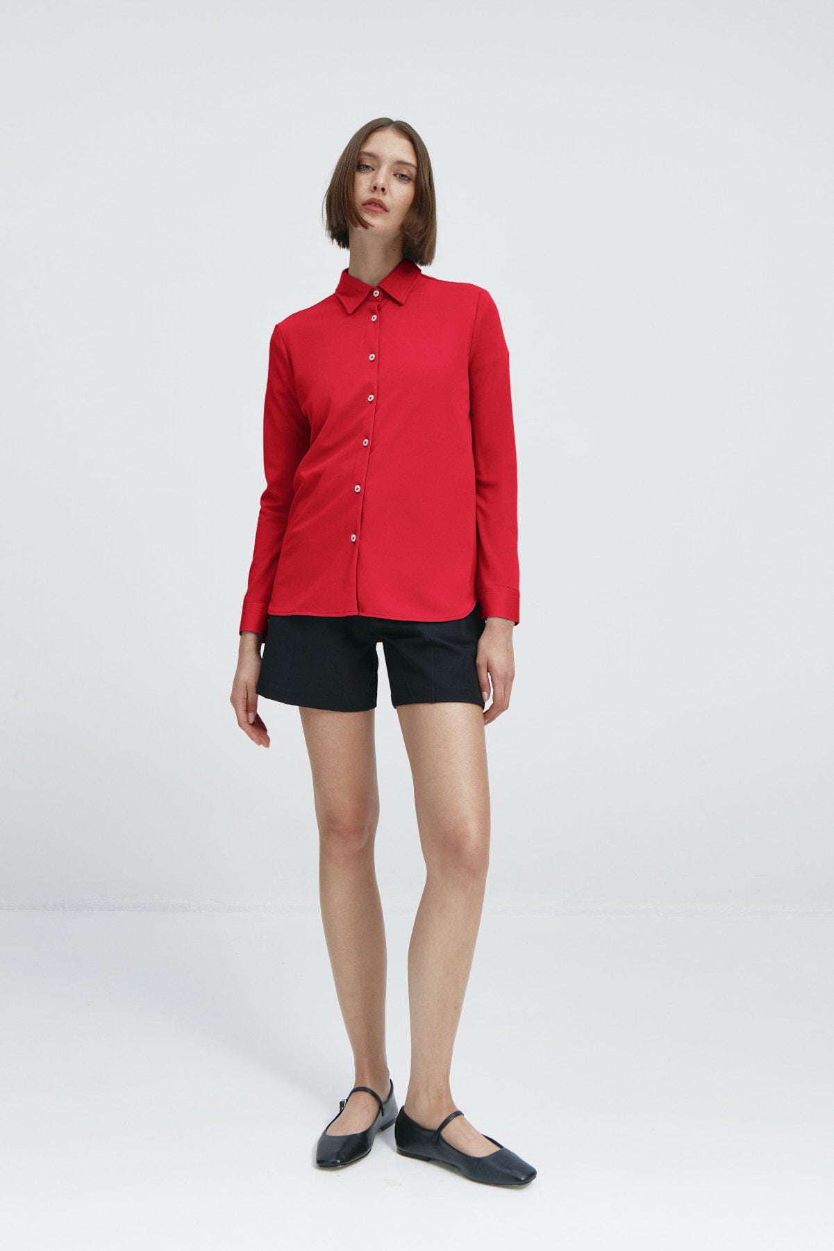 Camisa rojo atlanta oversize de Sepiia, elegante y resistente a manchas y arrugas. Foto cuerpo entero