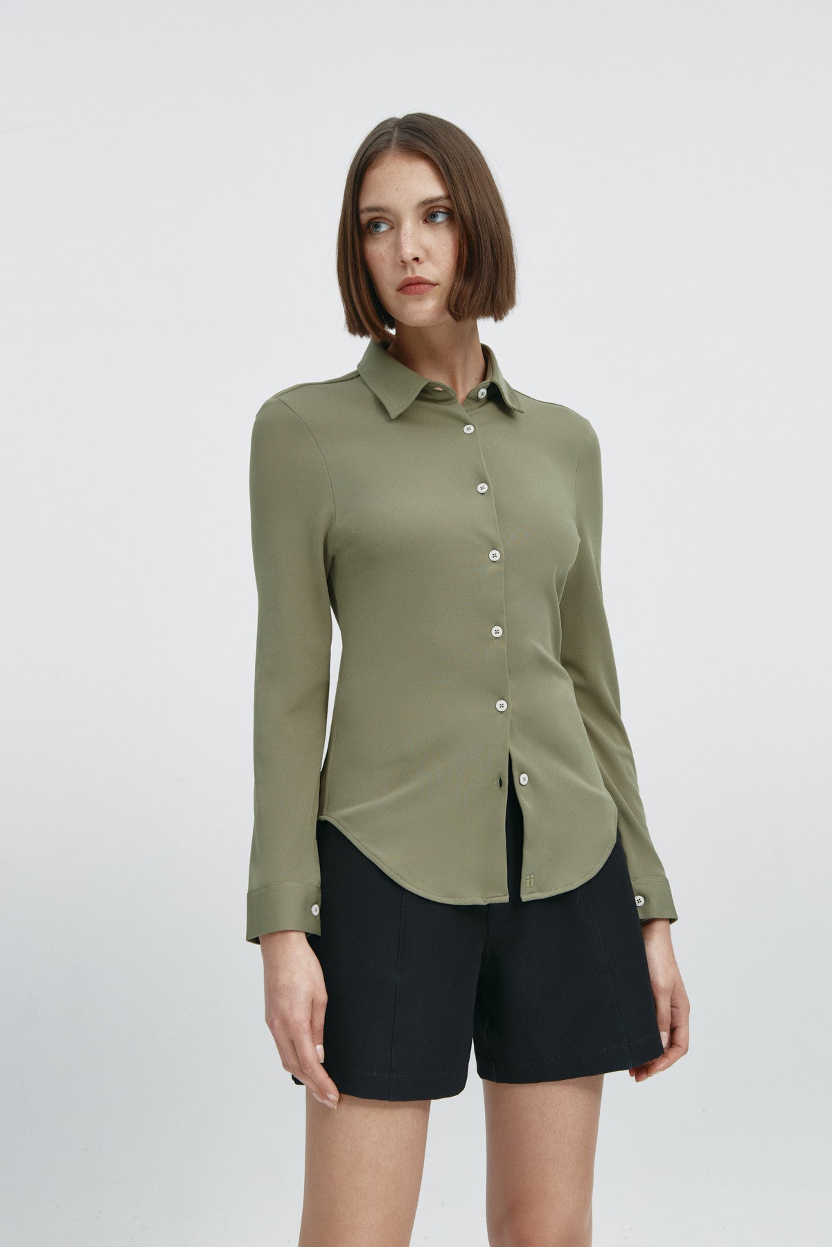  Camisa para mujer slim color verde malaquita, básica y versátil. Foto frente