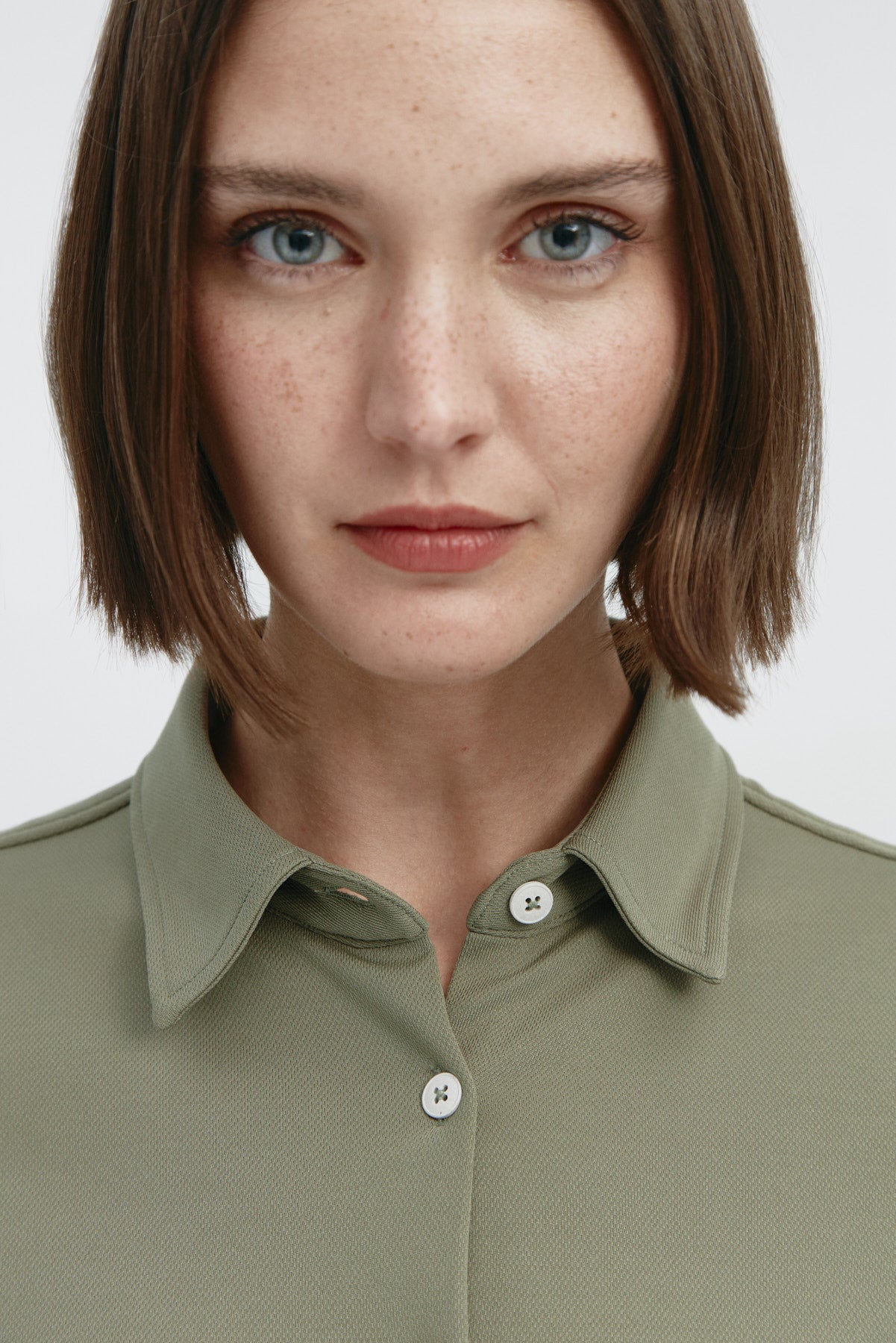 Camisa para mujer slim color verde malaquita, básica y versátil. Foto retrato