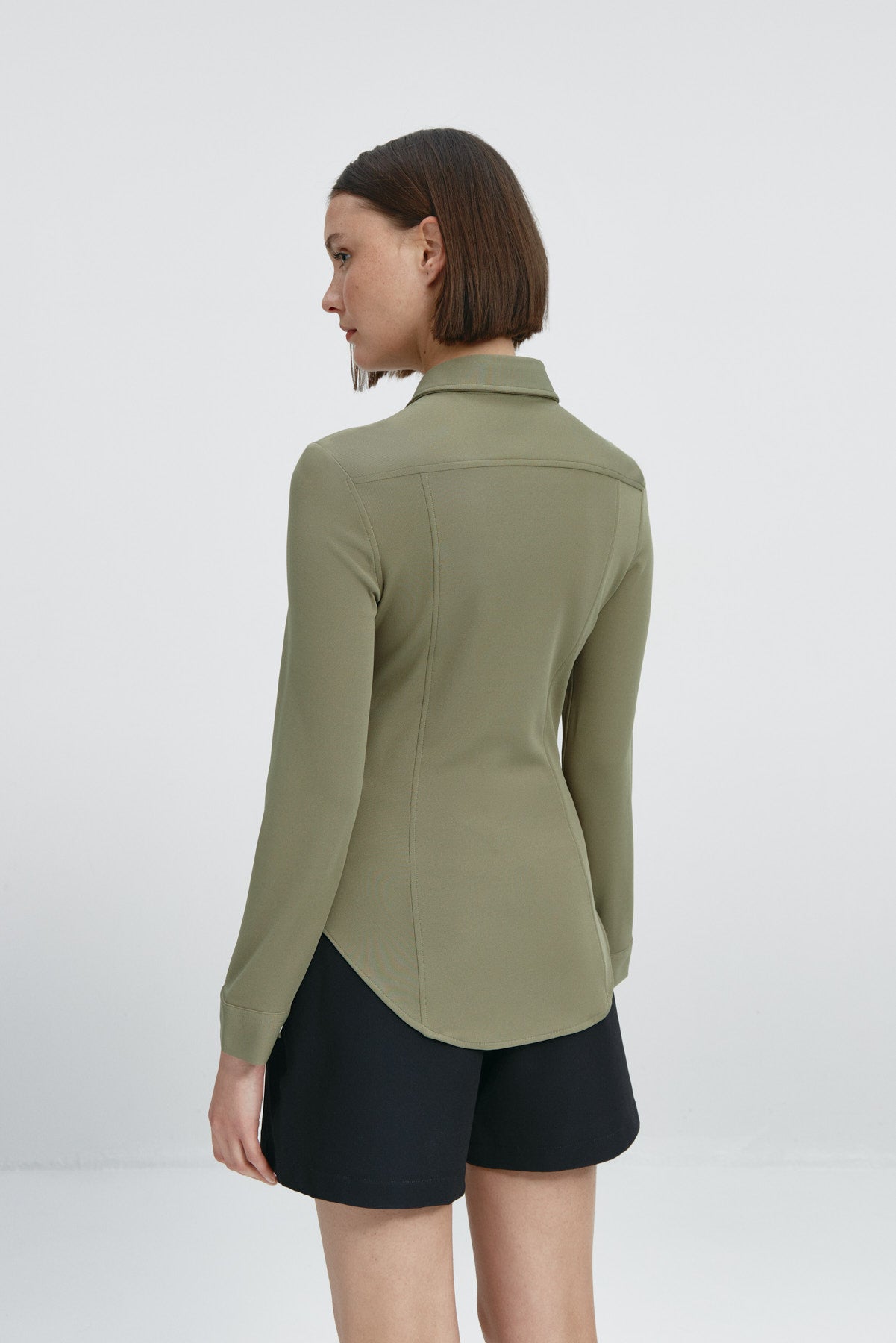 Camisa para mujer slim color verde malaquita, básica y versátil. Foto espalda