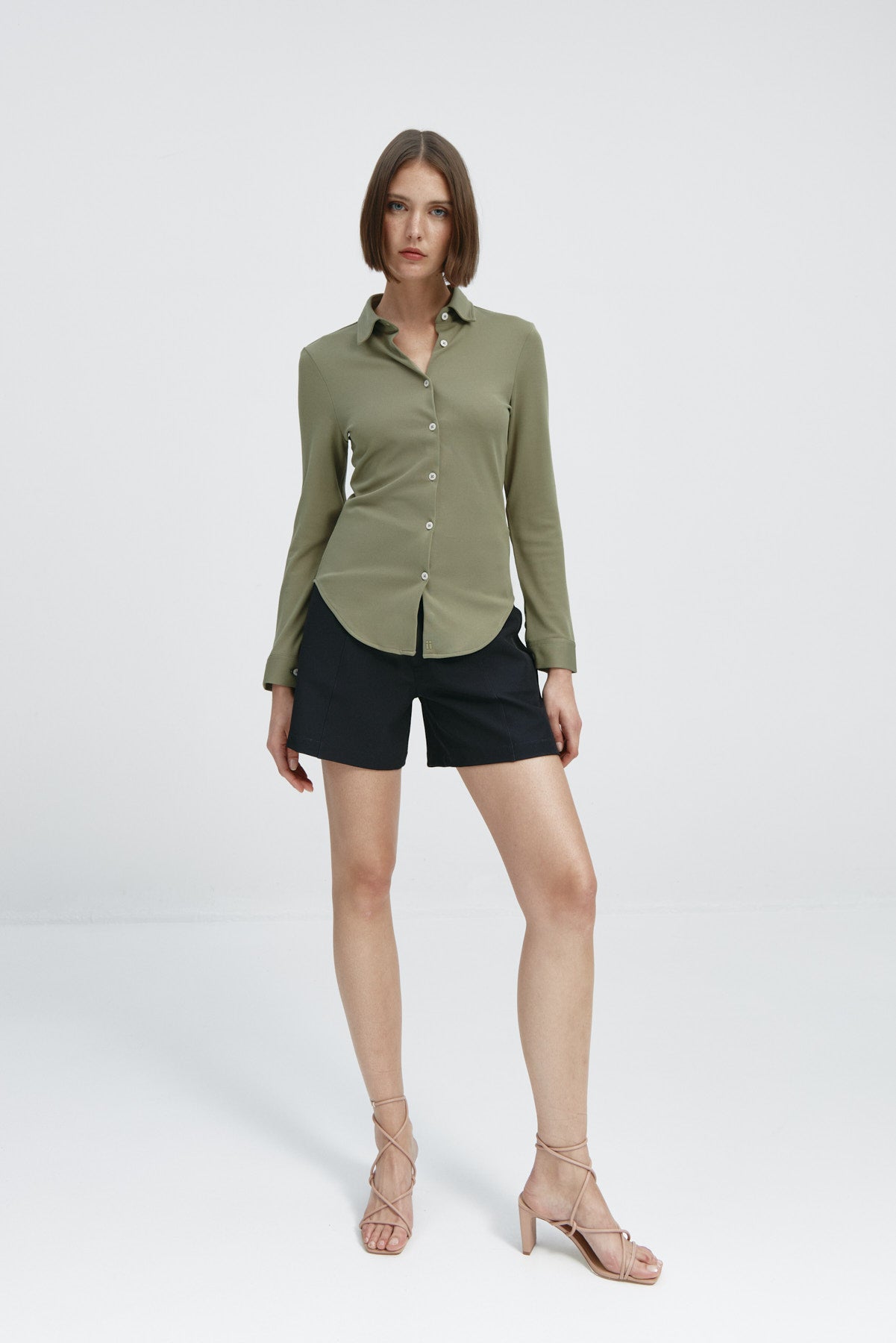 Camisa para mujer slim color verde malaquita, básica y versátil. Foto flexibilidad