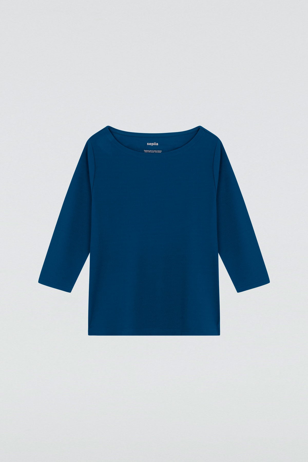 Camiseta para mujer con manga 3/4 y escote barco en color azul tormenta. Prenda básica perfecta para cualquier ocasión. Foto plano