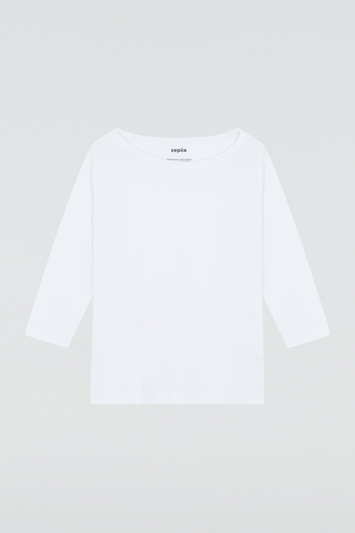 Camiseta para mujer con manga 3/4 y escote barco en color blanco. Prenda básica perfecta para cualquier ocasión. Foto plano
