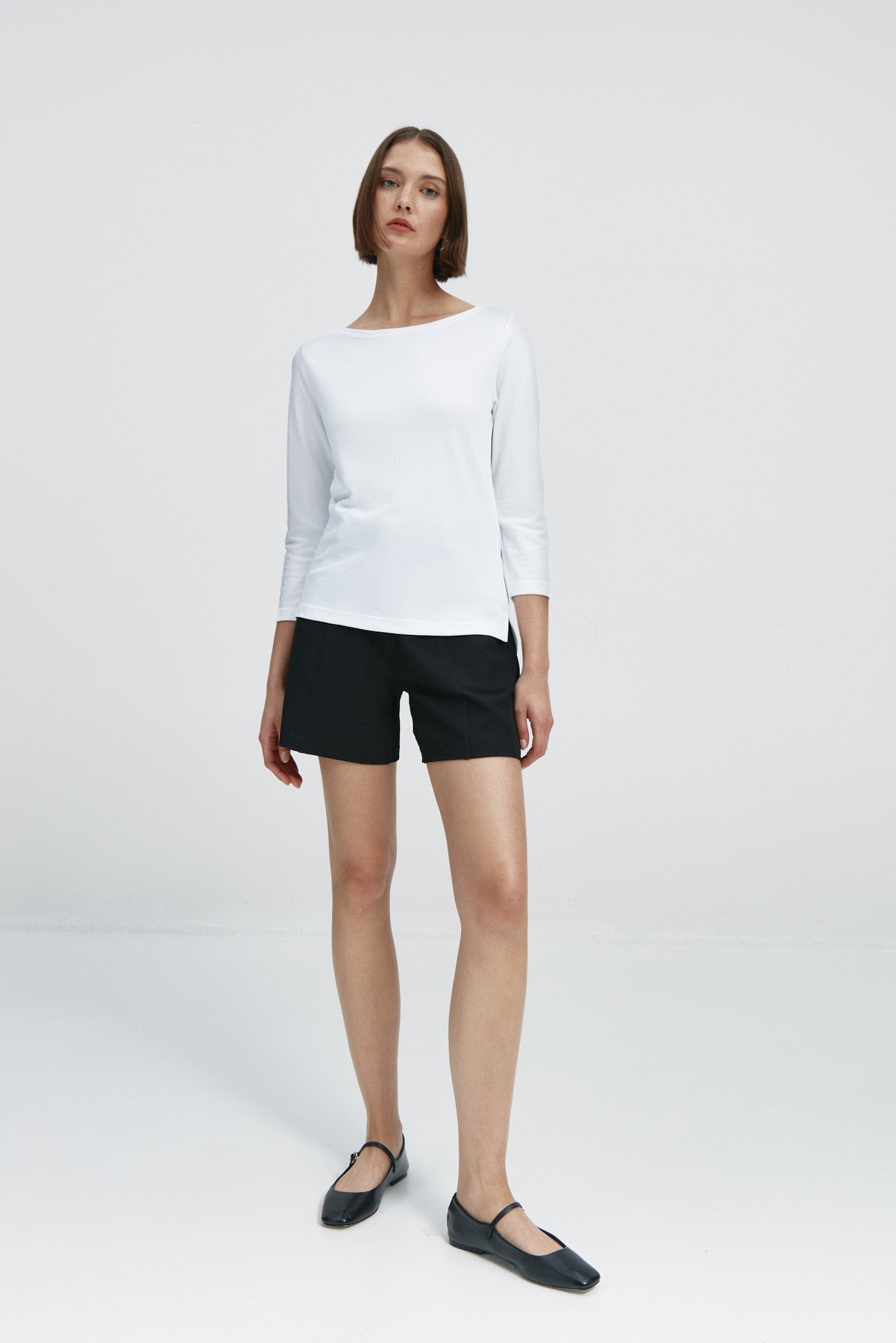 Camiseta para mujer con manga 3/4 y escote barco en color blanco. Prenda básica perfecta para cualquier ocasión. Foto cuerpo entero
