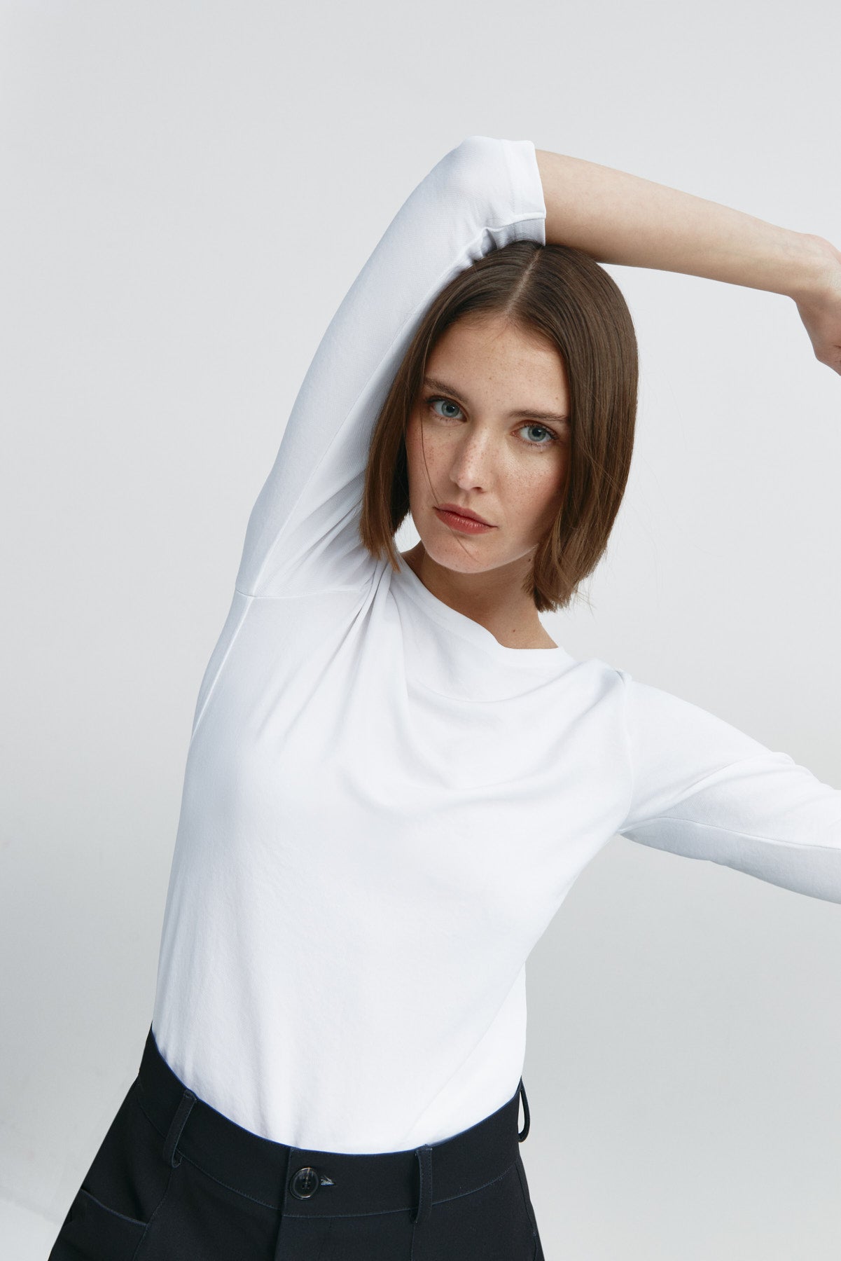 Camiseta para mujer con manga 3/4 y escote barco en color blanco. Prenda básica perfecta para cualquier ocasión. Foto flexibilidad