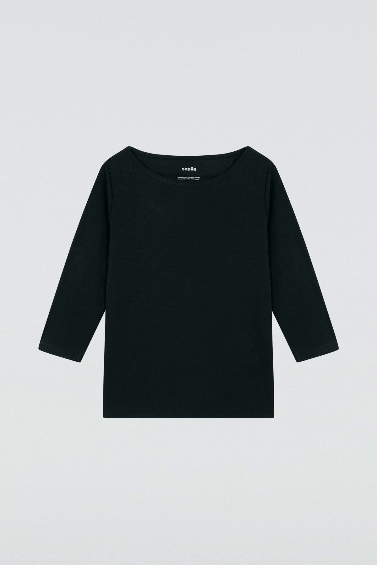 Camiseta para mujer con manga 3/4 y escote barco en color negro. Prenda básica perfecta para cualquier ocasión. Foto plano