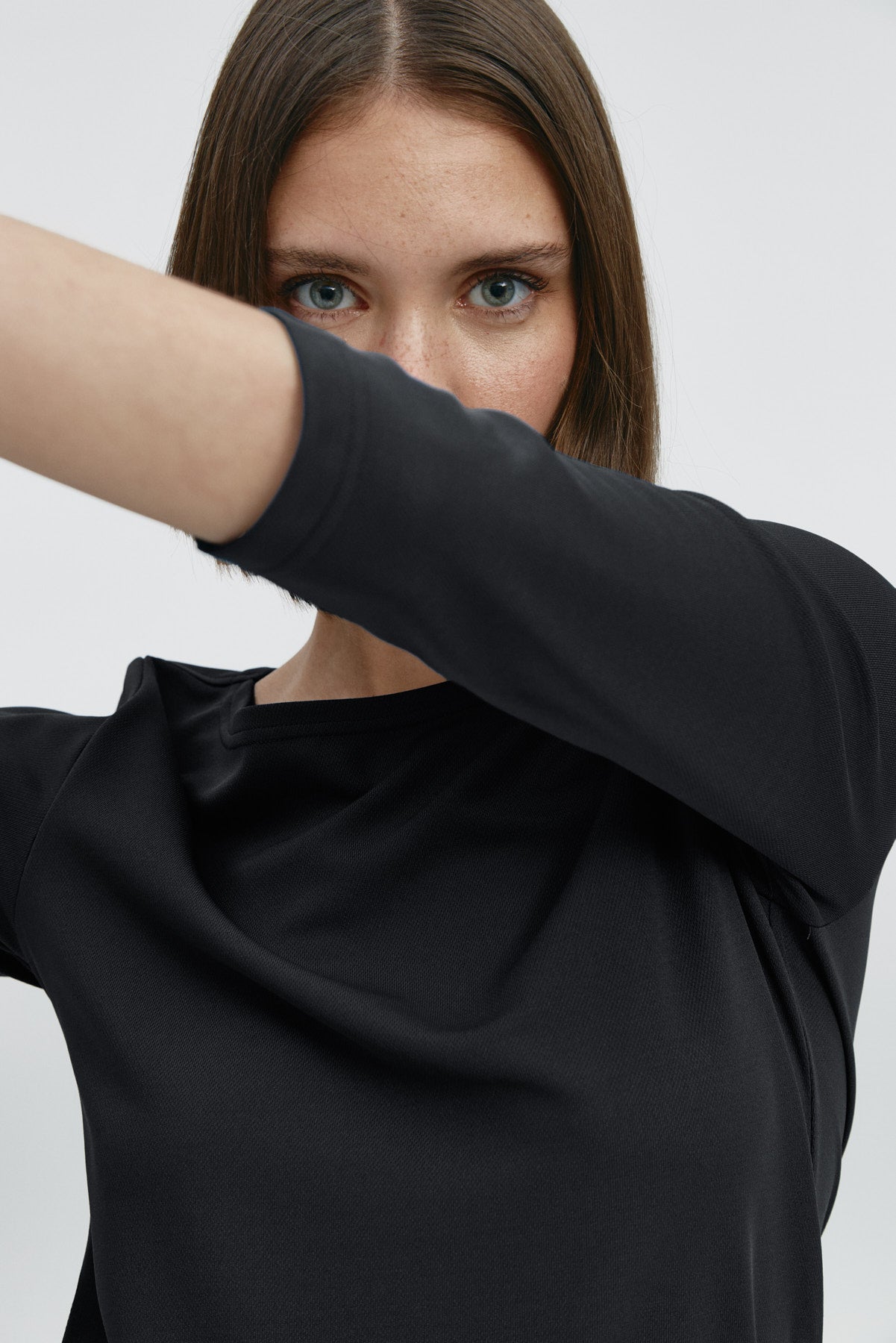 Camiseta para mujer con manga 3/4 y escote barco en color negro. Prenda básica perfecta para cualquier ocasión. Foto flexibilidad