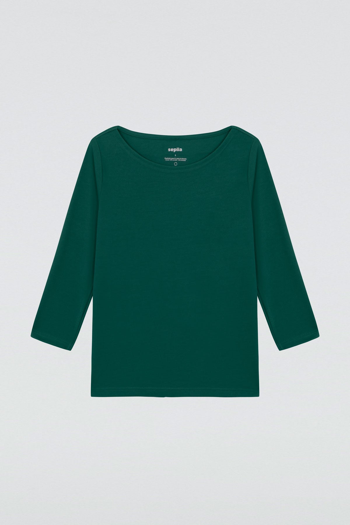 Camiseta para mujer con manga 3/4 y escote barco en color verde titan. Prenda básica perfecta para cualquier ocasión. Foto plano