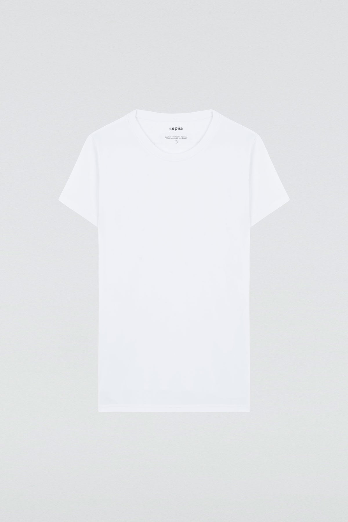 Camiseta básica de mujer blanca de manga corta, antiarrugas y antimanchas. Foto plano