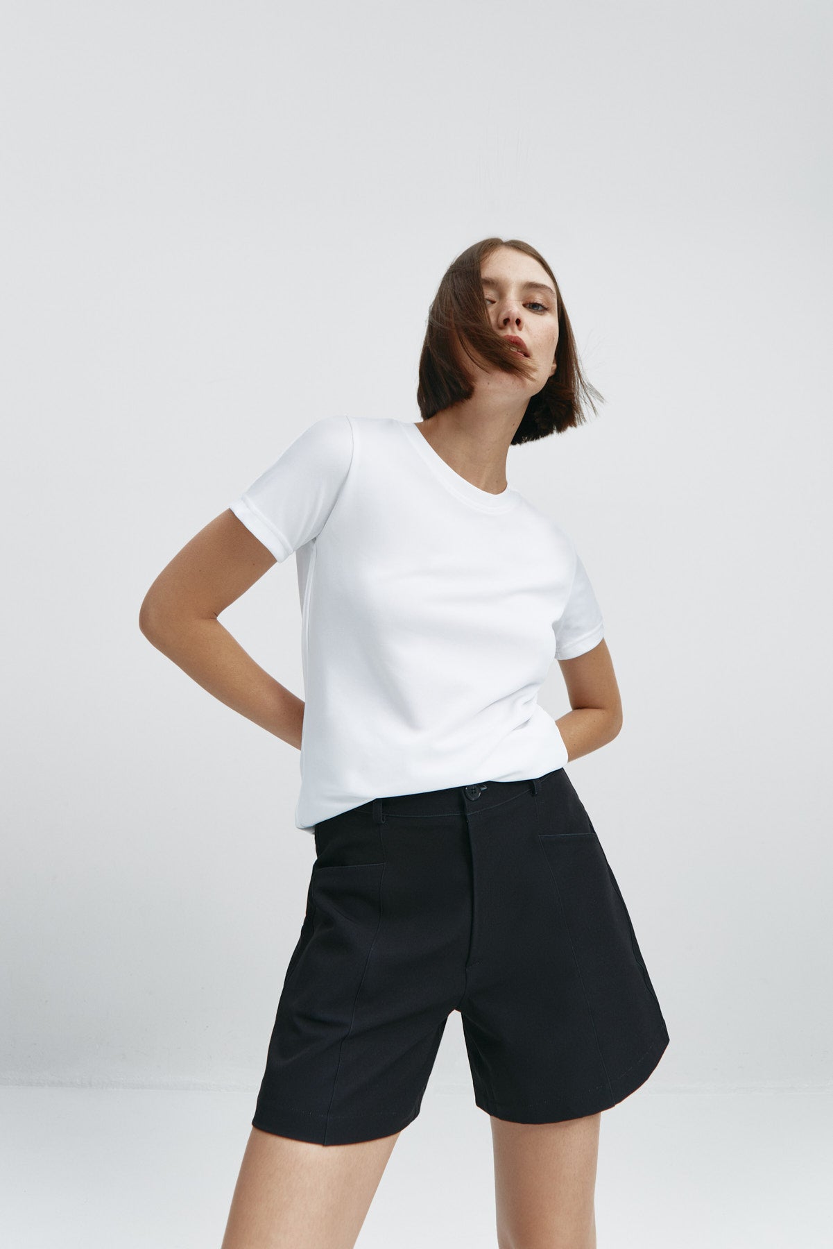 Camiseta básica de mujer blanca de manga corta, antiarrugas y antimanchas. Foto flexibilidad