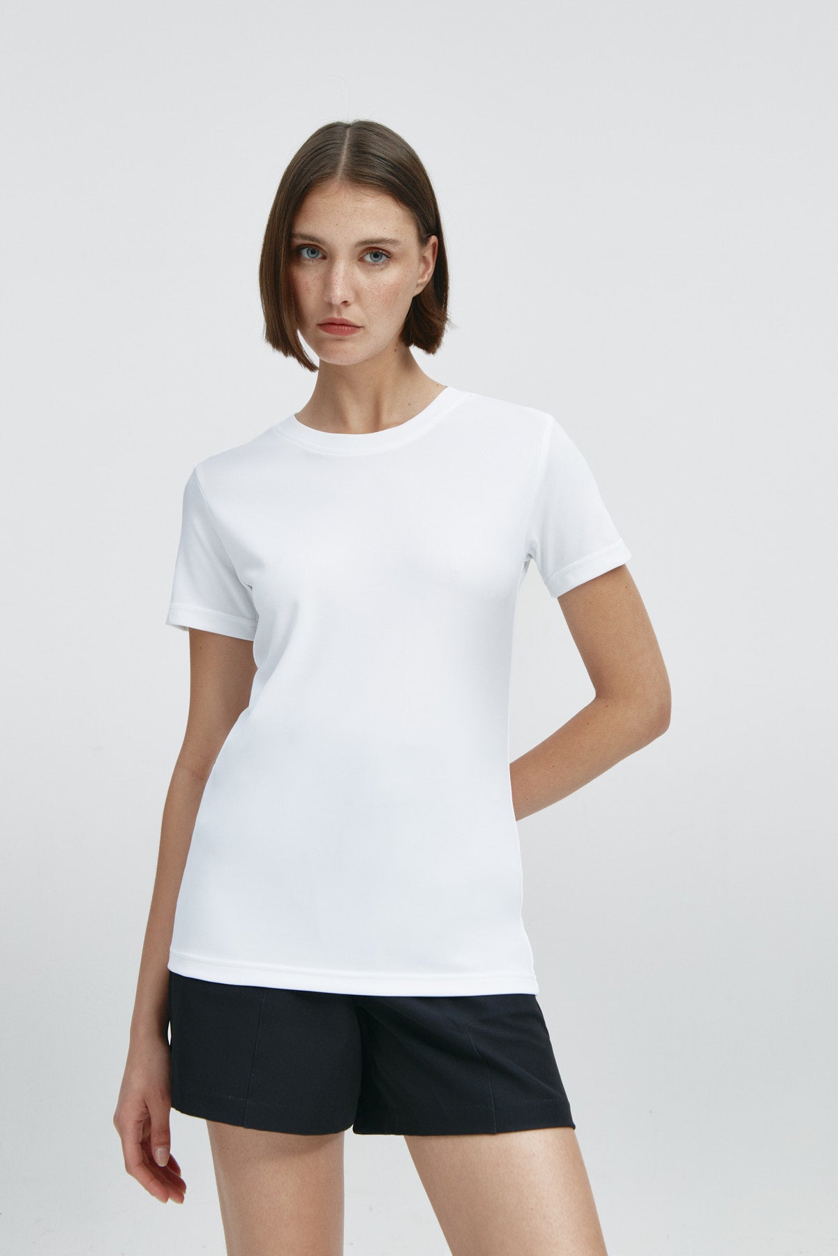 Camiseta básica de mujer blanca de manga corta, antiarrugas y antimanchas. Foto frente