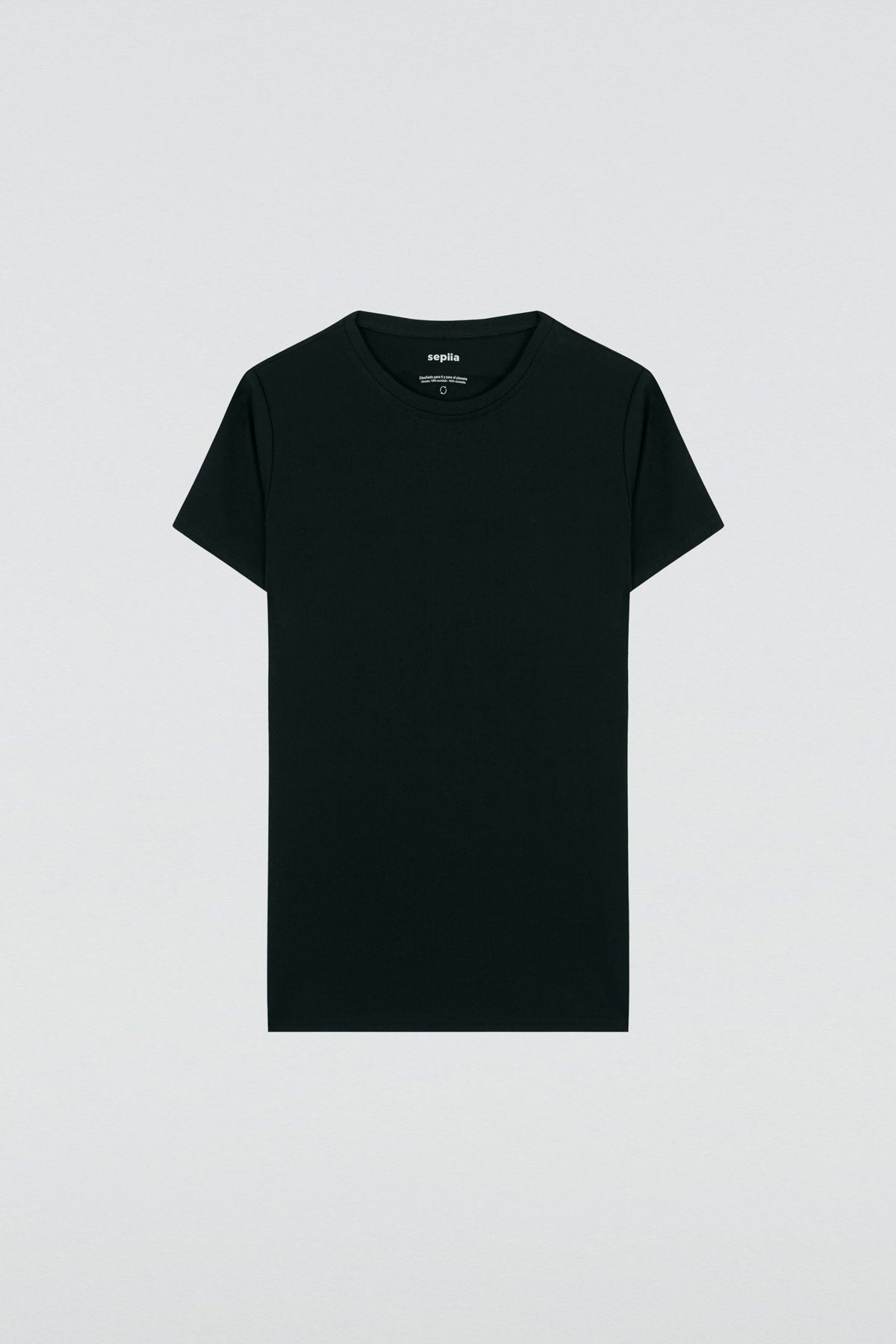Camiseta básica para mujer en negro de Sepiia, fresca y resistente a manchas y arrugas. Foto plano