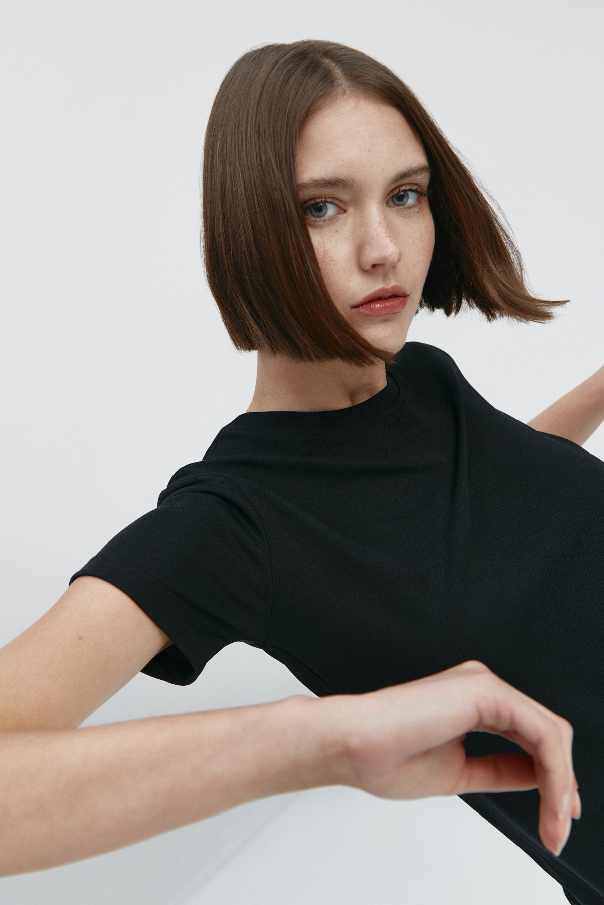 Camiseta básica para mujer en negro de Sepiia, fresca y resistente a manchas y arrugas. Foto detalle