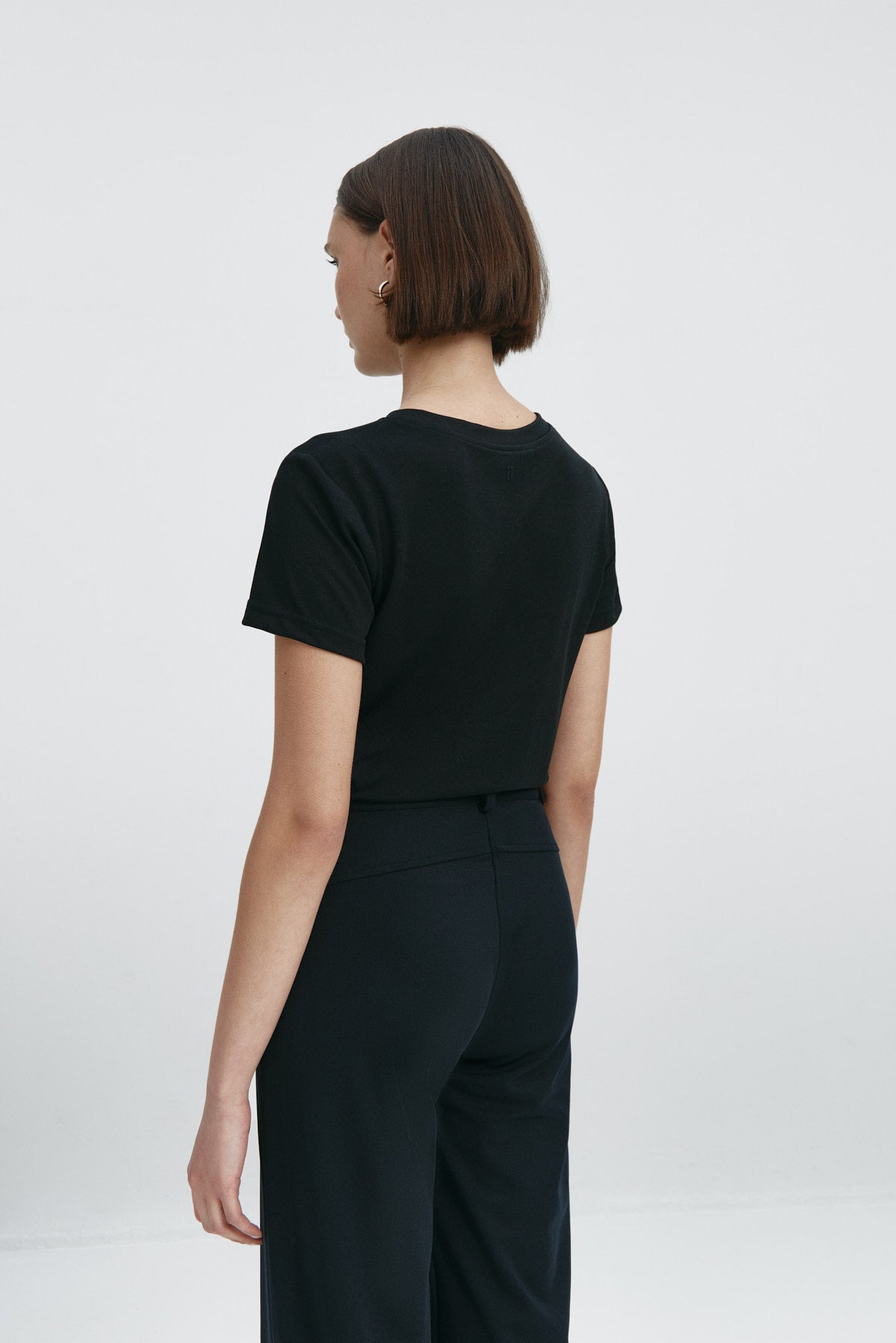 Camiseta básica para mujer en negro de Sepiia, fresca y resistente a manchas y arrugas. Foto espalda