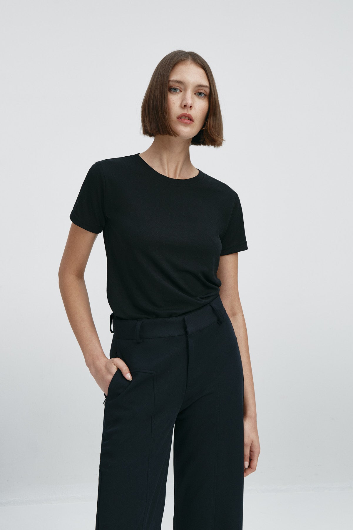 Camiseta básica para mujer en negro de Sepiia, fresca y resistente a manchas y arrugas. Foto frente