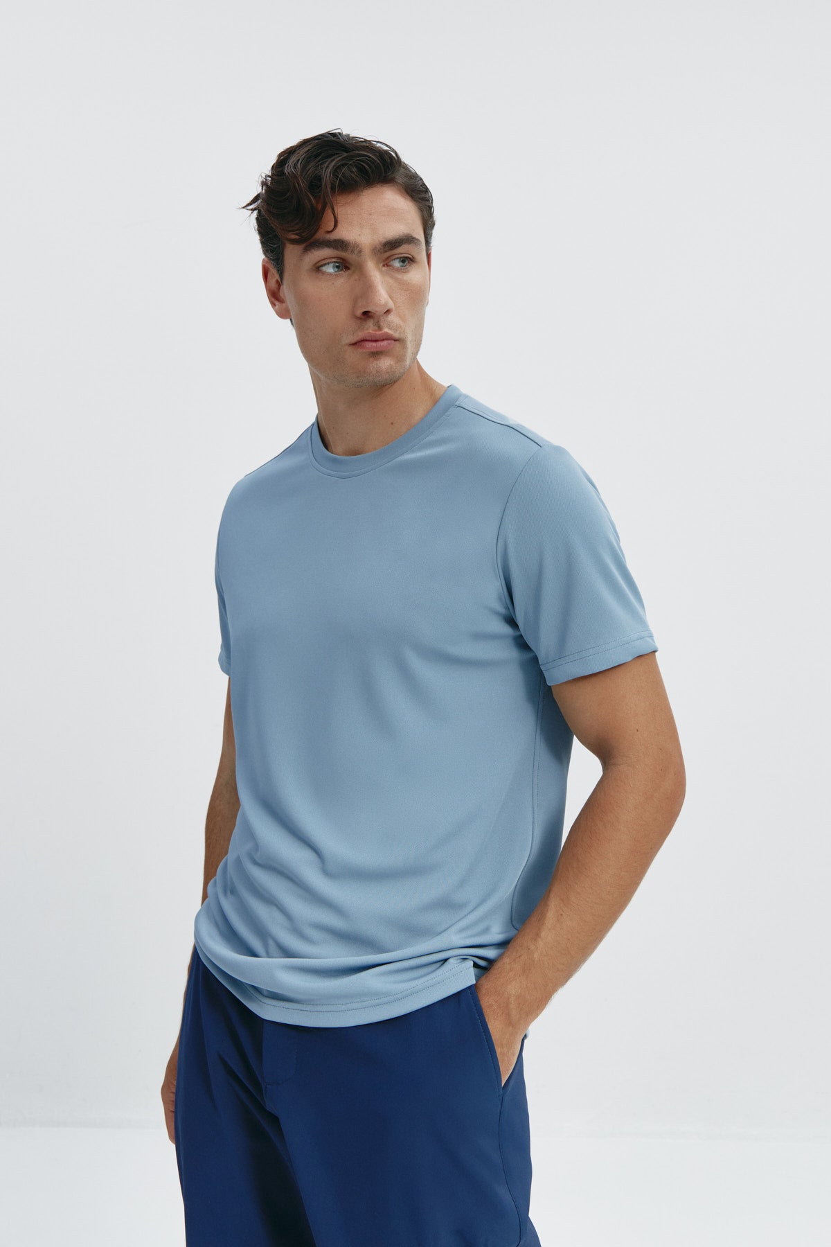 Camiseta de hombre en azul medianoche de Sepiia, estilo y comodidad en una prenda duradera. Foto flexibilidad