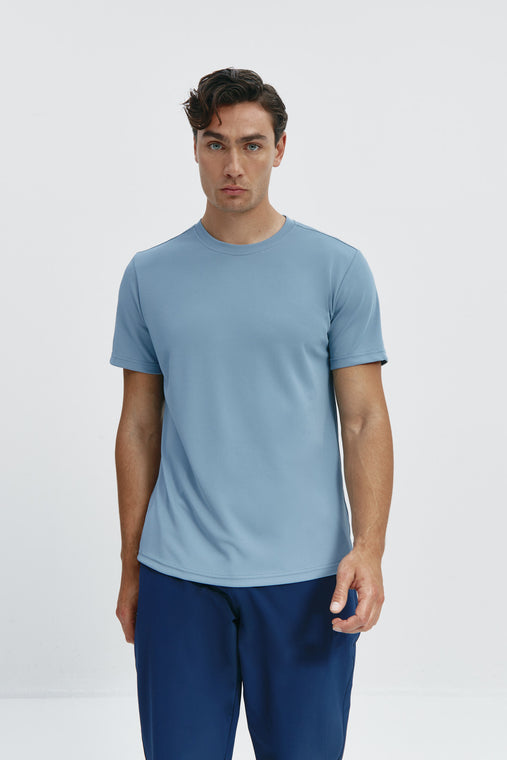 Camiseta de hombre en azul medianoche de Sepiia, estilo y comodidad en una prenda duradera. Foto frente