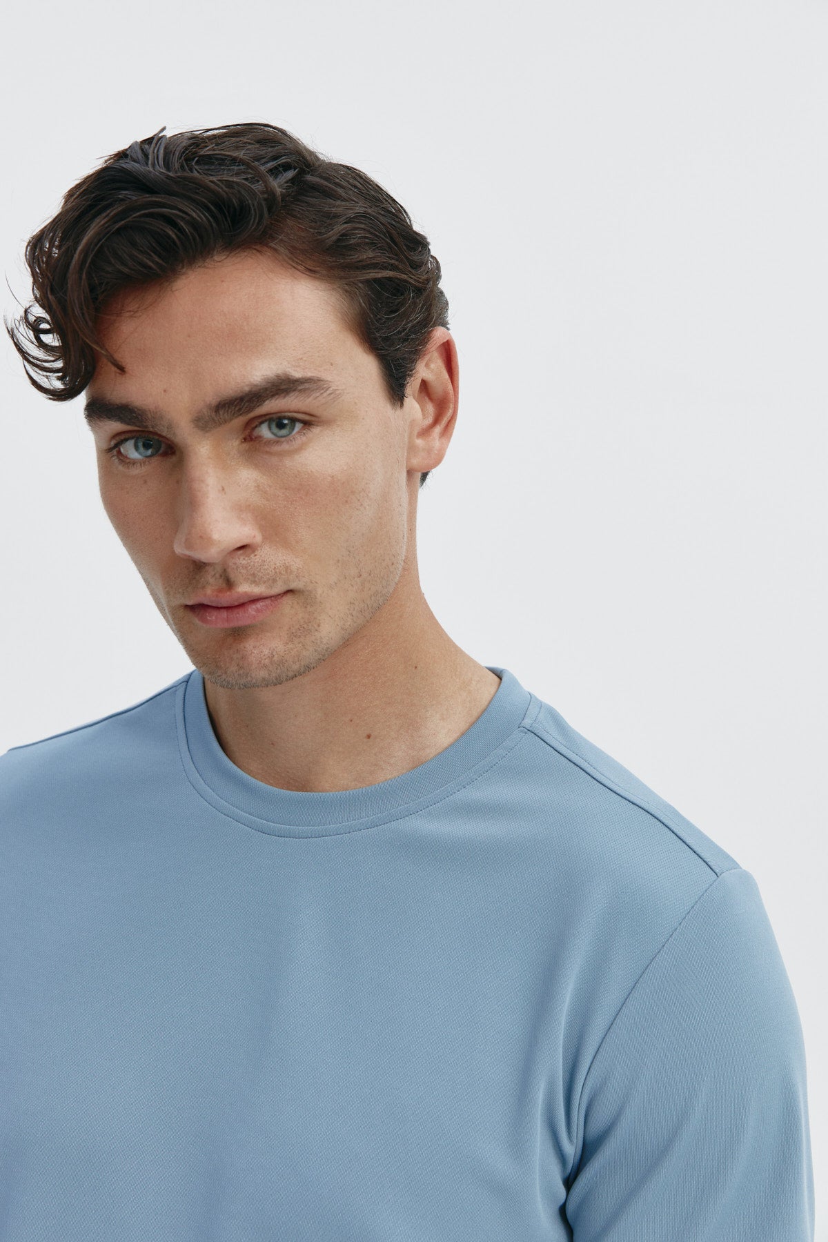 Camiseta de hombre en azul medianoche de Sepiia, estilo y comodidad en una prenda duradera. Foto retrato