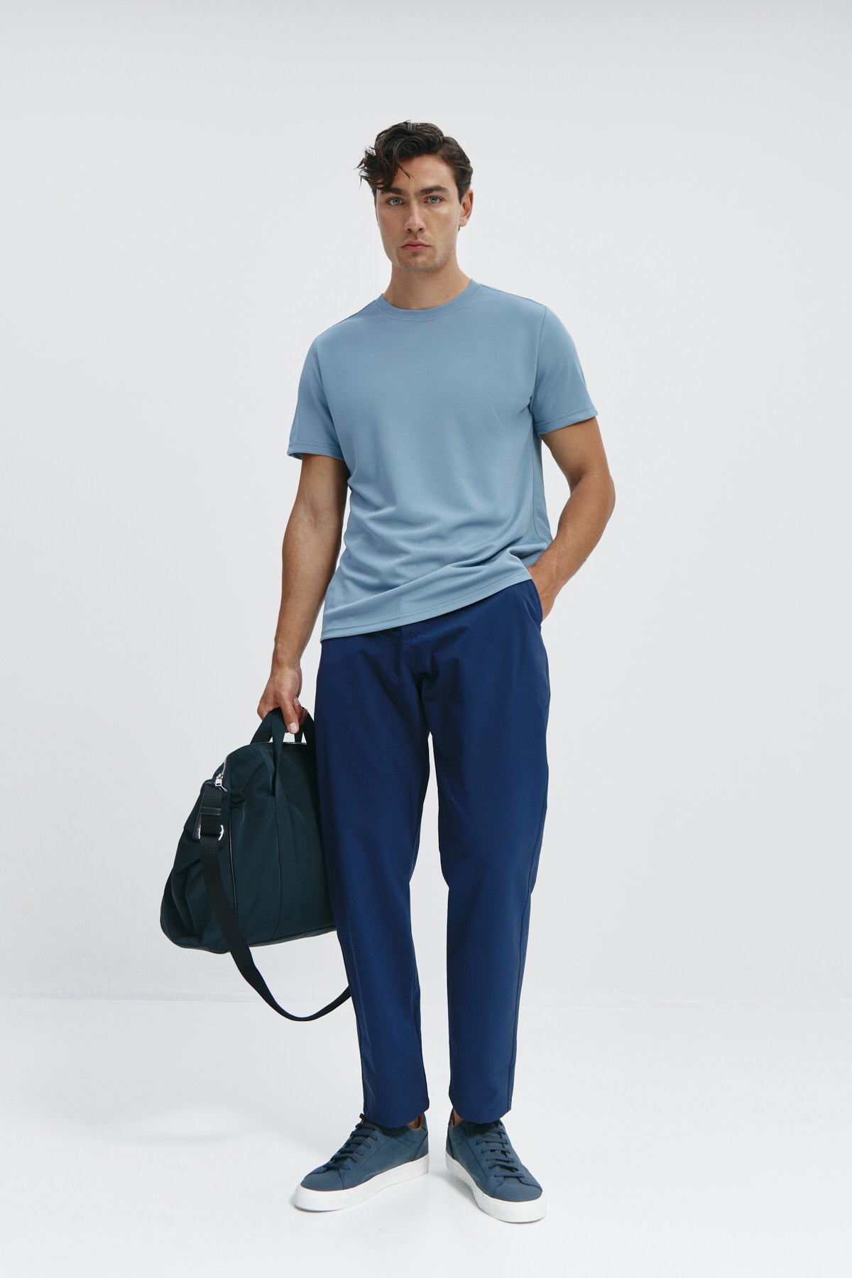 Camiseta de hombre en azul medianoche de Sepiia, estilo y comodidad en una prenda duradera. Foto cuerpo entero