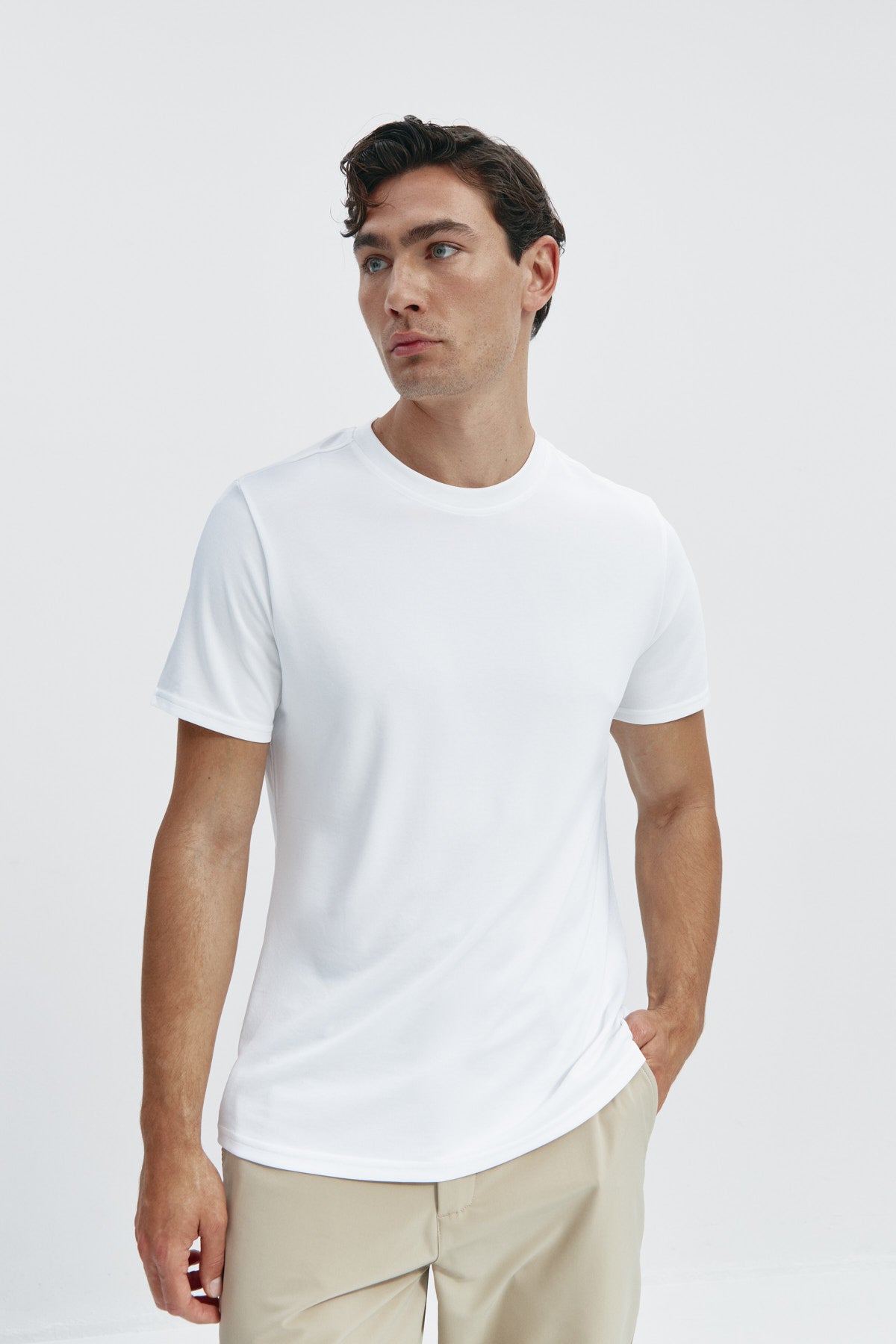 Camiseta de hombre blanca de manga corta, antiarrugas y antimanchas.Foto de frente.