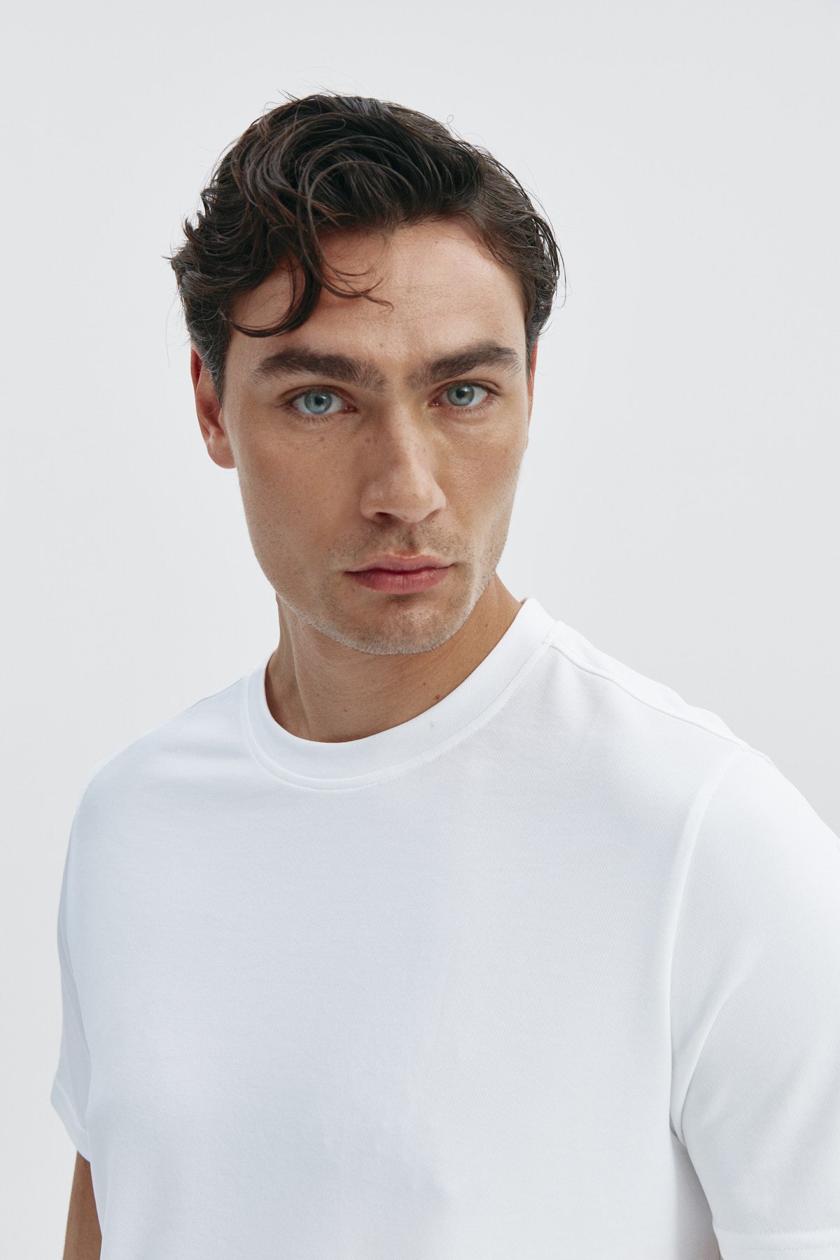 Camiseta de hombre estampada de rayas marino: Camiseta de hombre de rayas marino de manga corta, antiarrugas y antimanchas. Foto retrato.