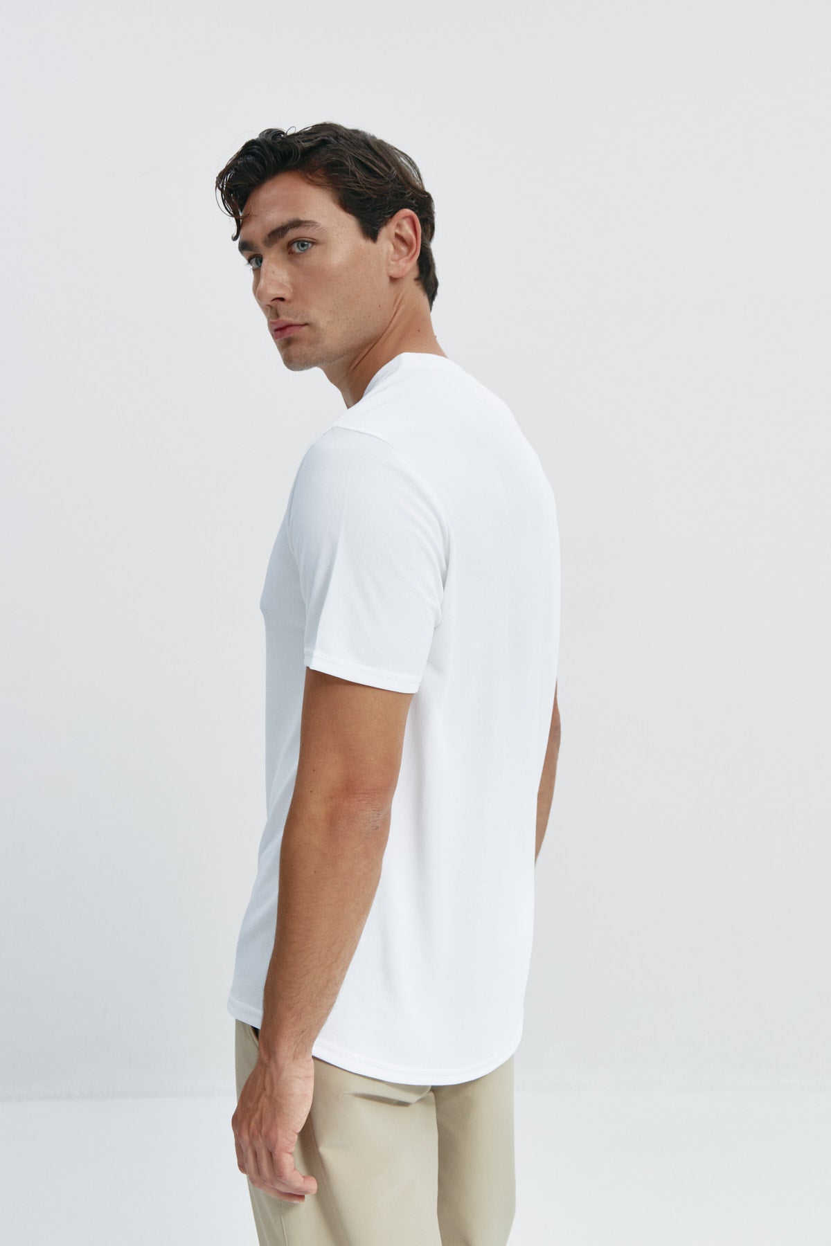 Camiseta de hombre estampada de rayas marino: Camiseta de hombre de rayas marino de manga corta, antiarrugas y antimanchas. Foto espalda.