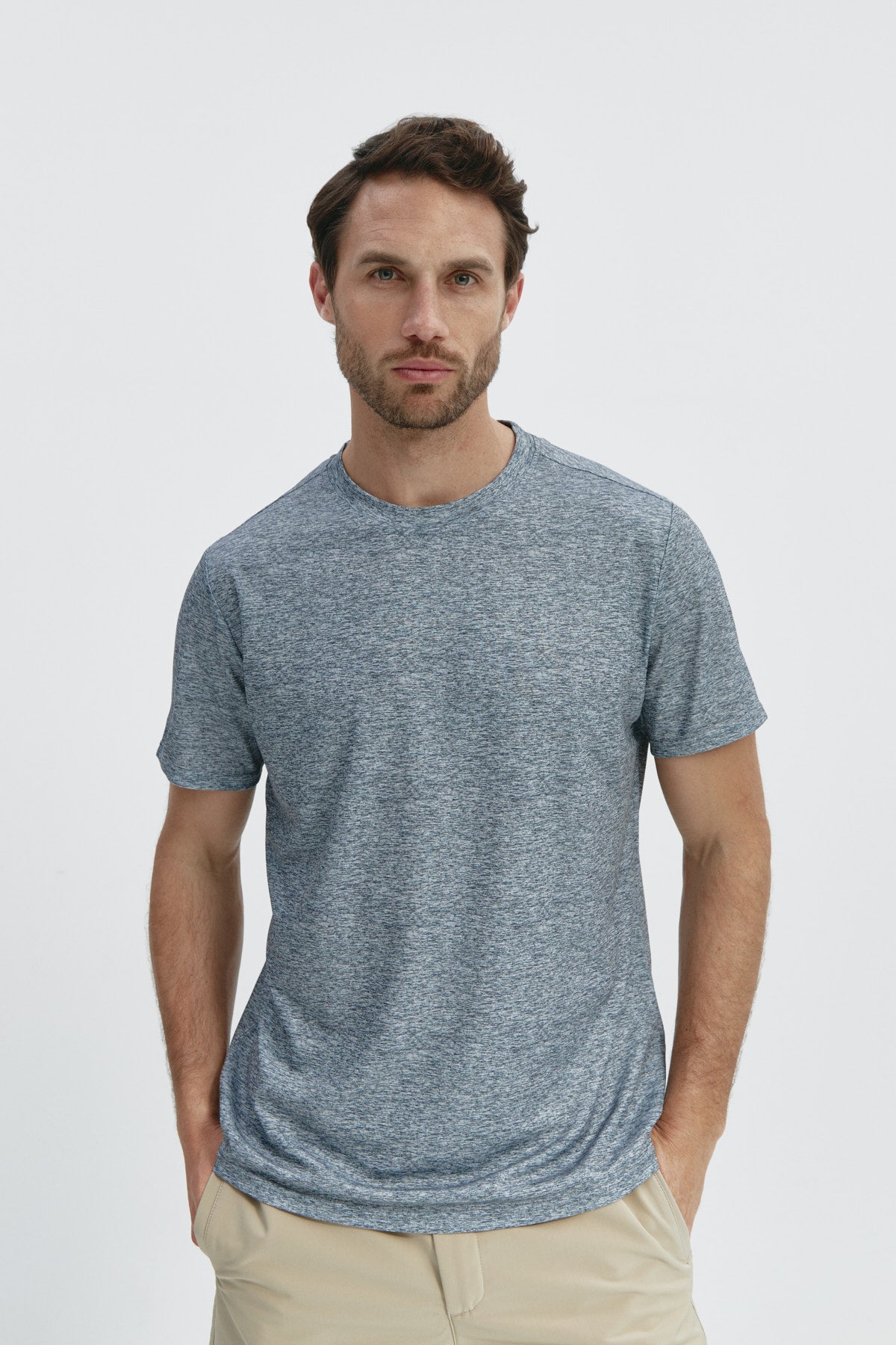 Camiseta de hombre en gris melange. de Sepiia, fresca y estilosa. Foto de frente.