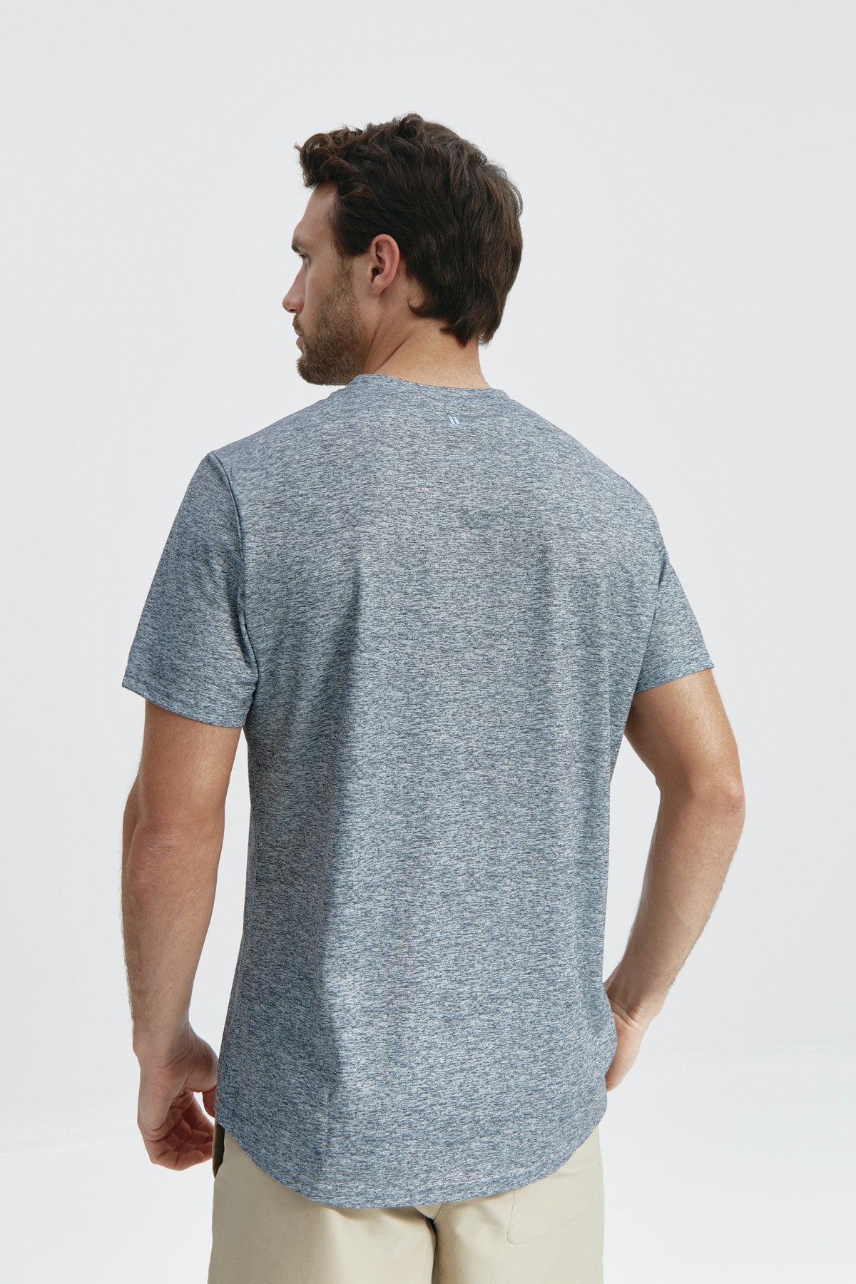 Camiseta de hombre en gris melange. de Sepiia, fresca y estilosa. Foto de espalda.